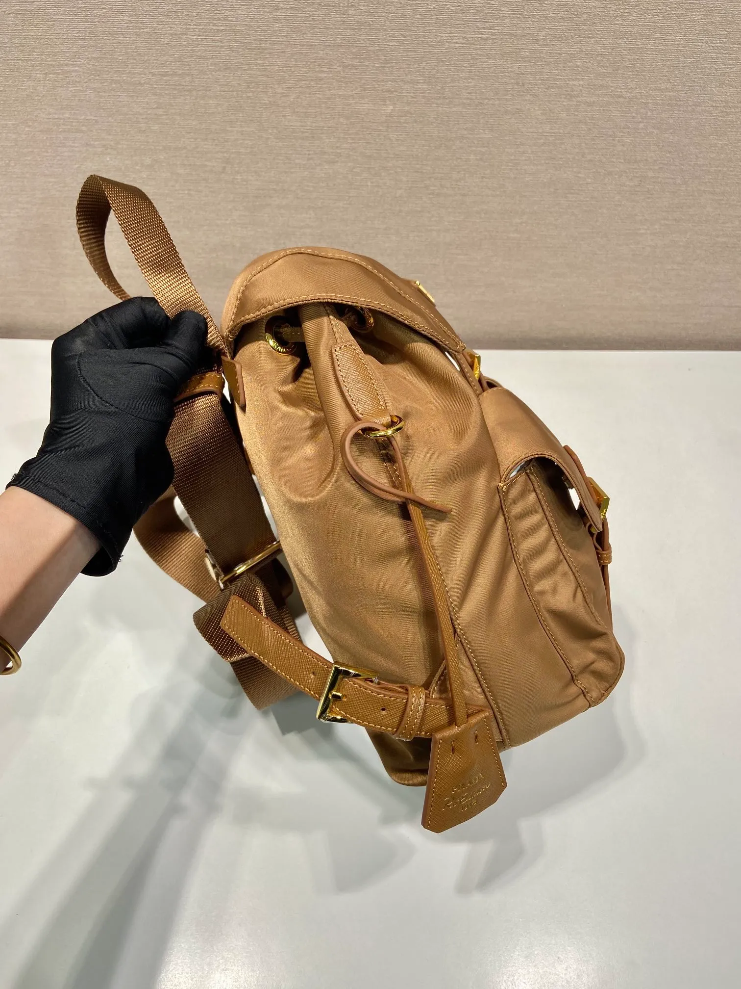 💰1000🎉Gold buckle classic backpack🎉1BZ677 gold hardware🎉🎉 This practical and innovative backpack is made of imported nylon fabric, adjustable shoulder straps and woven handles, removable Re-Edition leather key ring, front buckle flap pocket, enameled metal triangle logo on the flap, drawstring closure, logo-printed Re-Nylon lining with two interior pockets, one of which is zippered and has a large room. Classic and practical, it is a popular style that will never go out of style🎉🎉 Length 23.5x Height 28x Bottom 12cm🎉🎉🎉👏👏👏