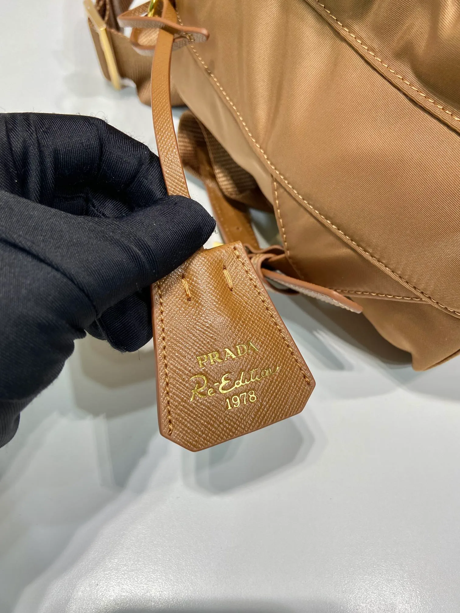 💰1000🎉Gold buckle classic backpack🎉1BZ677 gold hardware🎉🎉 This practical and innovative backpack is made of imported nylon fabric, adjustable shoulder straps and woven handles, removable Re-Edition leather key ring, front buckle flap pocket, enameled metal triangle logo on the flap, drawstring closure, logo-printed Re-Nylon lining with two interior pockets, one of which is zippered and has a large room. Classic and practical, it is a popular style that will never go out of style🎉🎉 Length 23.5x Height 28x Bottom 12cm🎉🎉🎉👏👏👏