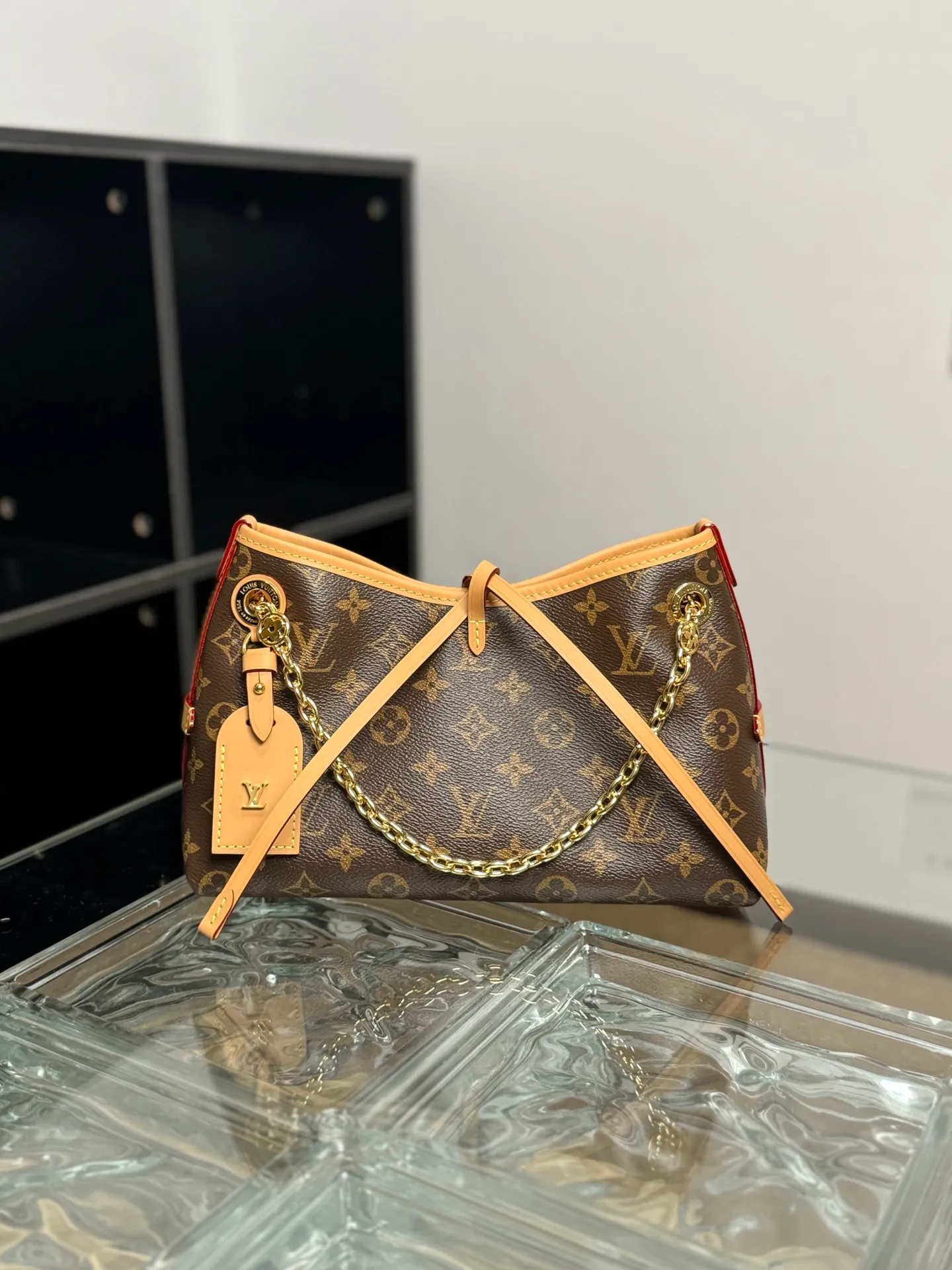 P¥1100👉nfc dynamic chip👈 [100% MB special grade, all-steel hardware, imported fabrics] This CarryAll BB handbag is made of Monogram canvas, and is decorated with Monogram flowers on the dazzling chain, lighting up day and night occasions with a trendy look. A leather name tag complements the lace-up closure, and an interior zippered pocket provides easy access to your credit cards. Monogram coated canvas - Calfskin leather trim - Textile lining - Metal hardware - Lace-up and magnetic closure - Internal zippered patch pocket - Designer - Holds a smartphone, keys, Zippy wallet and headphones - Shoulder strap: non-detachable, adjustable! ! Model: M13014; Size: 26x17x10CM
