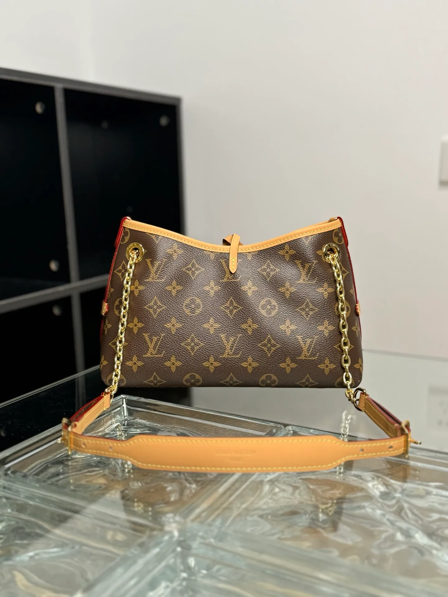 P¥1100👉nfc dynamic chip👈 [100% MB special grade, all-steel hardware, imported fabrics] This CarryAll BB handbag is made of Monogram canvas, and is decorated with Monogram flowers on the dazzling chain, lighting up day and night occasions with a trendy look. A leather name tag complements the lace-up closure, and an interior zippered pocket provides easy access to your credit cards. Monogram coated canvas - Calfskin leather trim - Textile lining - Metal hardware - Lace-up and magnetic closure - Internal zippered patch pocket - Designer - Holds a smartphone, keys, Zippy wallet and headphones - Shoulder strap: non-detachable, adjustable! ! Model: M13014; Size: 26x17x10CM