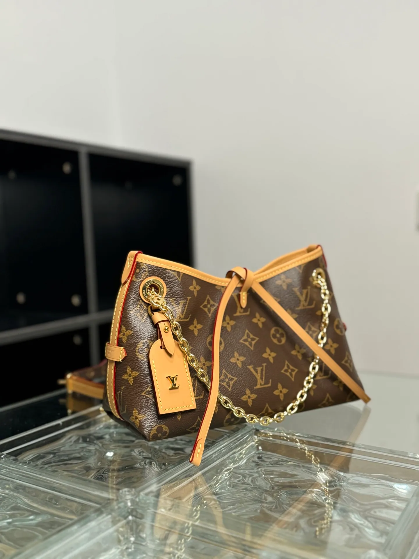 P¥1100👉nfc dynamic chip👈 [100% MB special grade, all-steel hardware, imported fabrics] This CarryAll BB handbag is made of Monogram canvas, and is decorated with Monogram flowers on the dazzling chain, lighting up day and night occasions with a trendy look. A leather name tag complements the lace-up closure, and an interior zippered pocket provides easy access to your credit cards. Monogram coated canvas - Calfskin leather trim - Textile lining - Metal hardware - Lace-up and magnetic closure - Internal zippered patch pocket - Designer - Holds a smartphone, keys, Zippy wallet and headphones - Shoulder strap: non-detachable, adjustable! ! Model: M13014; Size: 26x17x10CM