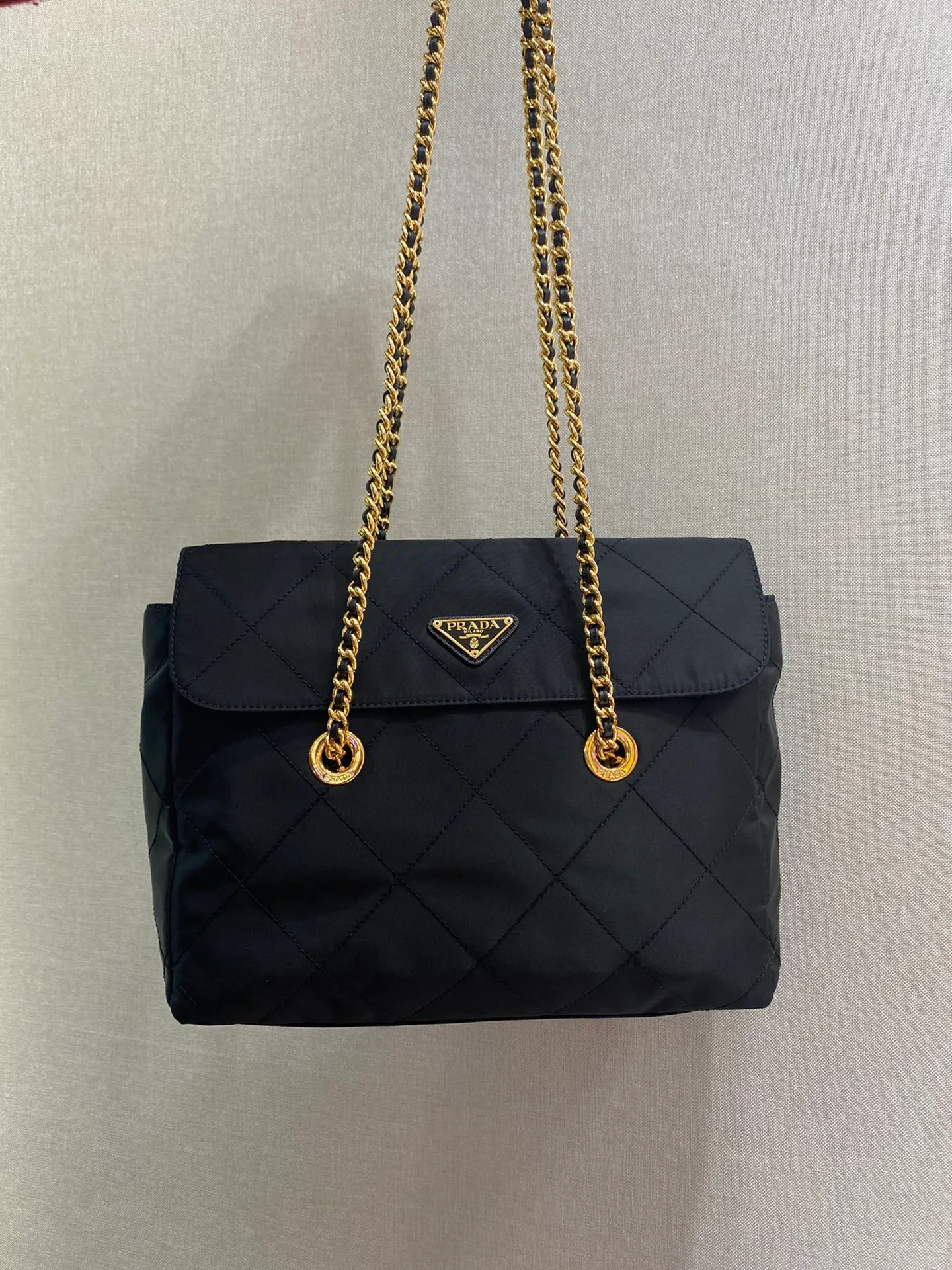 💰1200🎉中古翻盖款🎉1BD630🎉🎉大号30cm 这款Vintage中古链条菱格流浪包设计太棒了👏👏 Purely handmade nylon rhombus design, can be worn on one shoulder, across the body, or carried on the street. The imported black gold chain is really the eternal theme of vintage😘😘It is simple and elegant, and the capacity is very large👍The upper body is particularly trendy, versatile and fashionable. No matter casual or formal, they all have a stable temperament.赶紧入手吧🙊太爱这款中古流浪包😘😘 长30x高26x底6cm