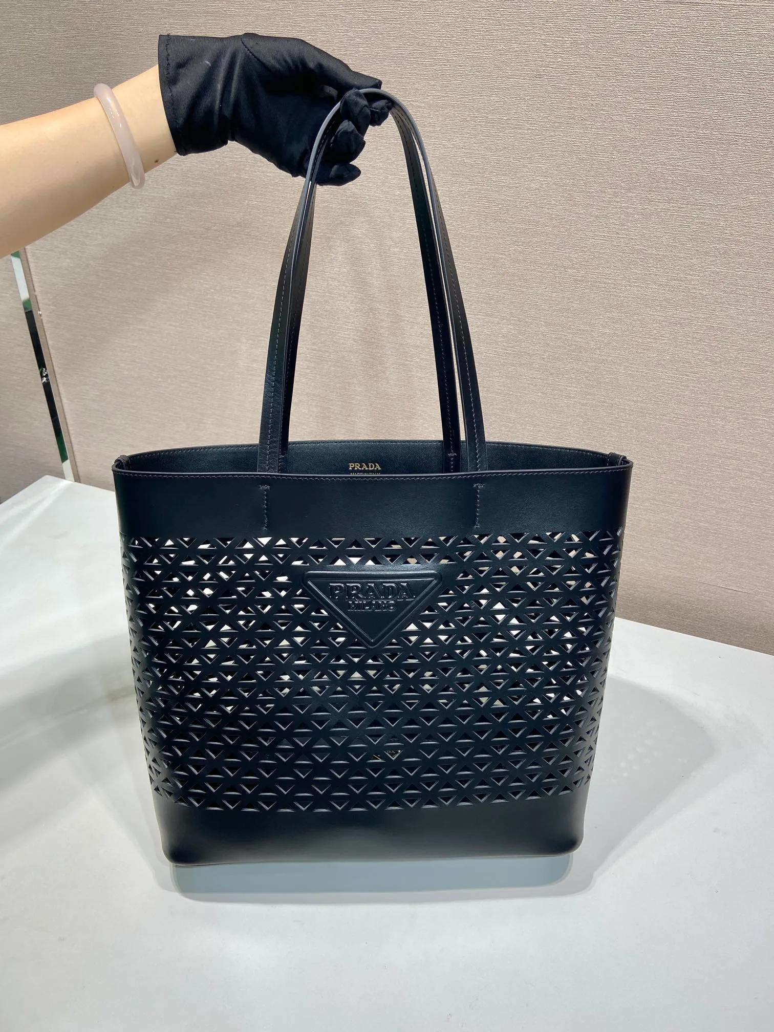 💰1760🎉Skeleton Tote Bag🎉1BG503 Skeleton🎉🎉 This hollow tote bag evolves the classic triangle into a modernist geometric pattern, injecting versatile and fashionable design elements. Comes with detachable clutch. Made of laser-cut perforated leather, it has ample capacity and the embossed letter logo is the icing on the cake. The upper body effect is very fashionable and elegant. It is worth owning. Length 32x Height 29x Bottom 13cm🎉🎉🎉👏👏👏