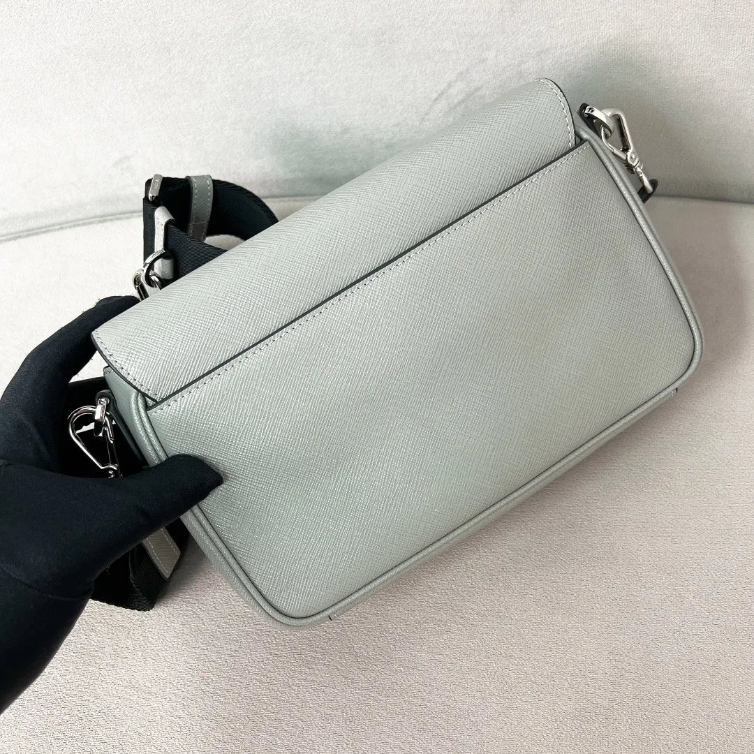 💰1700✨New product launch✨2023 latest men's full leather messenger bag 2VD059 This cross-grain cowhide messenger bag interprets an exquisite structural silhouette. It has a classic triangle logo on the front. It comes with an external coin purse. Magnetic flap closure. Adjustable nylon with leather shoulder strap. It highlights the unique temperament and is versatile and casual. Multiple pockets meet the needs of exquisite storage. Size: 22*14.5*5cm Gray