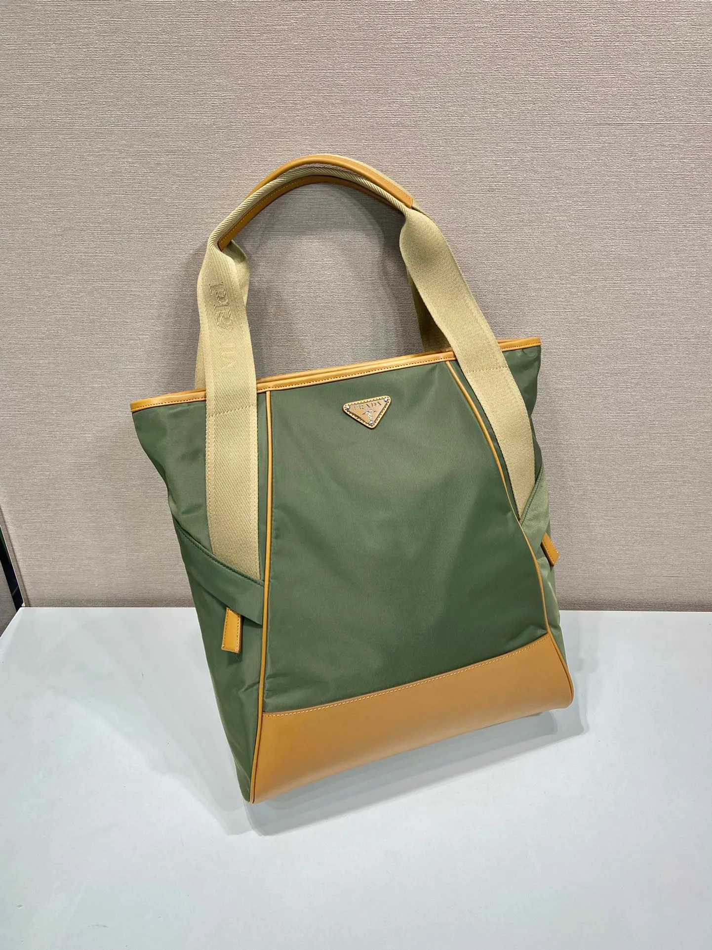 💰1460🎉New Tote Bag🎉2VG119🎉🎉 This tote bag uses geometric lines to outline a distinct architectural silhouette, cleverly combining aesthetics and functionality. The large-capacity design is equipped with a woven bag handle and two large practical diagonal pockets. Leather details adorn the utilitarian Re-Nylon body, embellished with an enameled triangle metal logo. Lightweight and practical, handsome guys, hurry up and get it🎉🎉 Length 31.5x Height 42x Bottom 17cm🎉🎉🎉👏👏👏