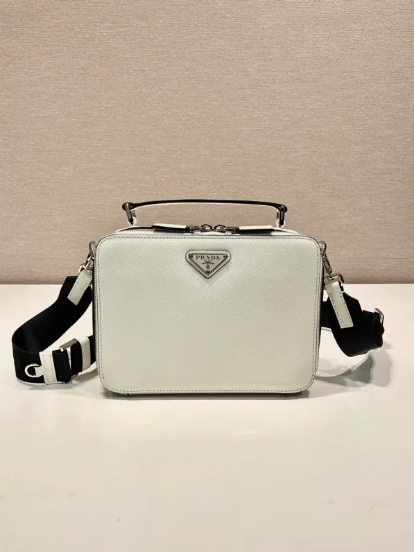 💰1640🎉Upgrade board🎉2VH069 new color🎉🎉 This Brique handbag is made of Saffiano leather, and its simple lines highlight a striking style. The iconic Saffiano leather material is synonymous with luxury and a status symbol of traditional Italian leather goods manufacturing craftsmanship. This handbag has an elegant design, equipped with handles and a detachable long nylon shoulder strap, which is more simple and elegant. Get it now🎉🎉 Length 22x Height 16x Bottom 6cm