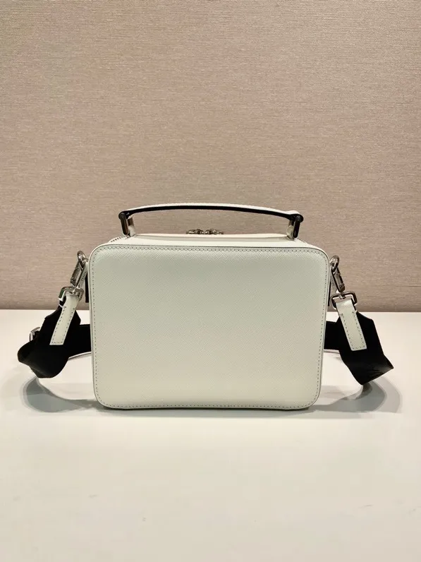 💰1640🎉Upgrade board🎉2VH069 new color🎉🎉 This Brique handbag is made of Saffiano leather, and its simple lines highlight a striking style. The iconic Saffiano leather material is synonymous with luxury and a status symbol of traditional Italian leather goods manufacturing craftsmanship. This handbag has an elegant design, equipped with handles and a detachable long nylon shoulder strap, which is more simple and elegant. Get it now🎉🎉 Length 22x Height 16x Bottom 6cm