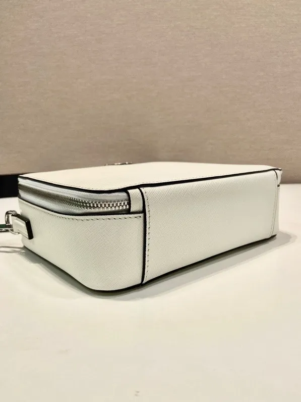💰1640🎉Upgrade board🎉2VH069 new color🎉🎉 This Brique handbag is made of Saffiano leather, and its simple lines highlight a striking style. The iconic Saffiano leather material is synonymous with luxury and a status symbol of traditional Italian leather goods manufacturing craftsmanship. This handbag has an elegant design, equipped with handles and a detachable long nylon shoulder strap, which is more simple and elegant. Get it now🎉🎉 Length 22x Height 16x Bottom 6cm