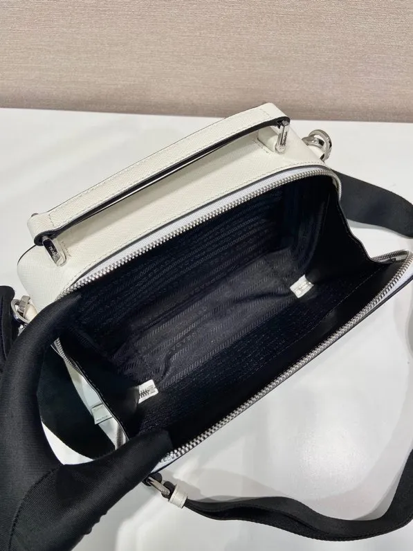 💰1640🎉Upgrade board🎉2VH069 new color🎉🎉 This Brique handbag is made of Saffiano leather, and its simple lines highlight a striking style. The iconic Saffiano leather material is synonymous with luxury and a status symbol of traditional Italian leather goods manufacturing craftsmanship. This handbag has an elegant design, equipped with handles and a detachable long nylon shoulder strap, which is more simple and elegant. Get it now🎉🎉 Length 22x Height 16x Bottom 6cm