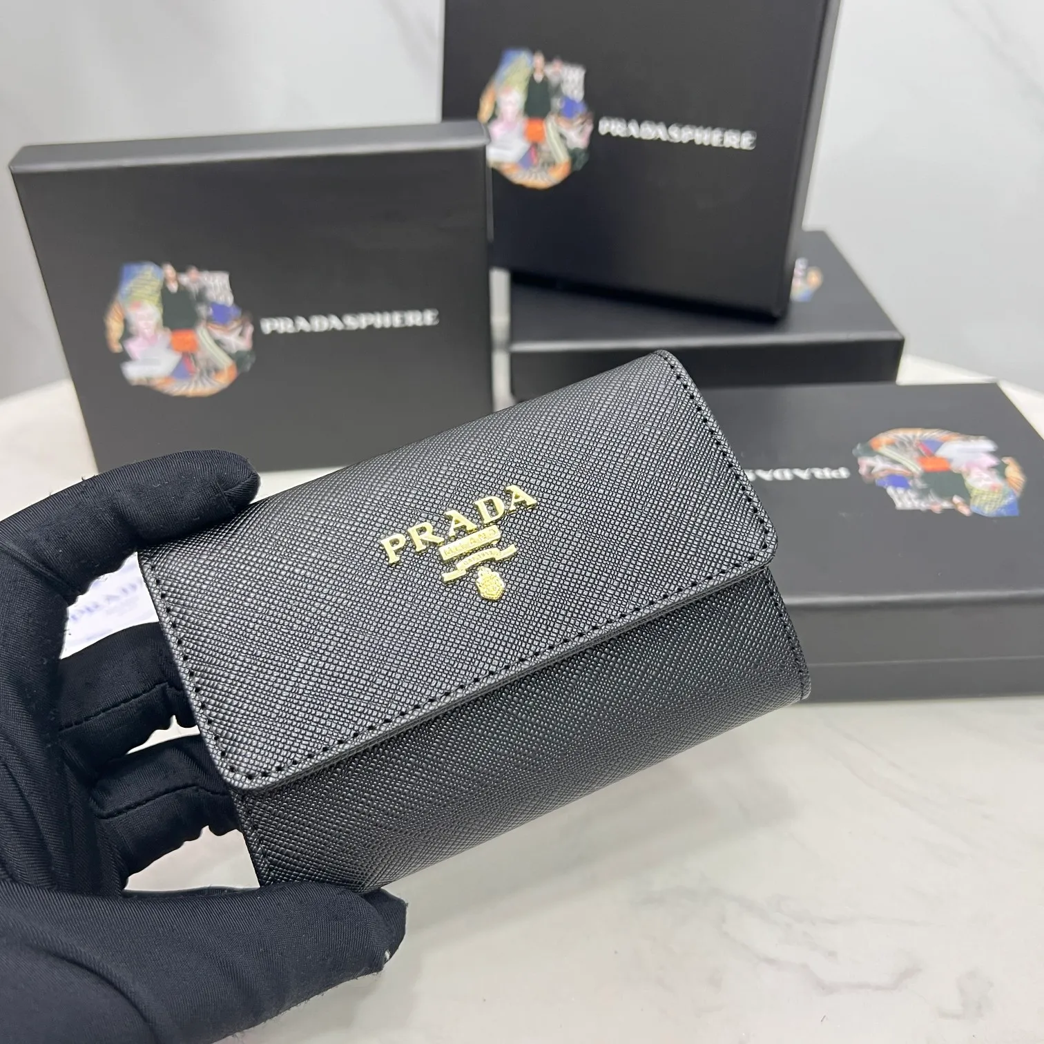 Batch 150 PRADA👏👏Hot-selling coin card holder for men and women💼The latest style at the counter, synchronized with the official website, genuine product development, Italian top-quality original single cross-grain cowhide with excellent texture, threaded lining and imported hardware accessories! Exquisite wiring is even and neat, the oil edges are smooth, No.: ML204, Size: 11cm long and 6.5cm high, Color: red, black, plum red, blue, pink