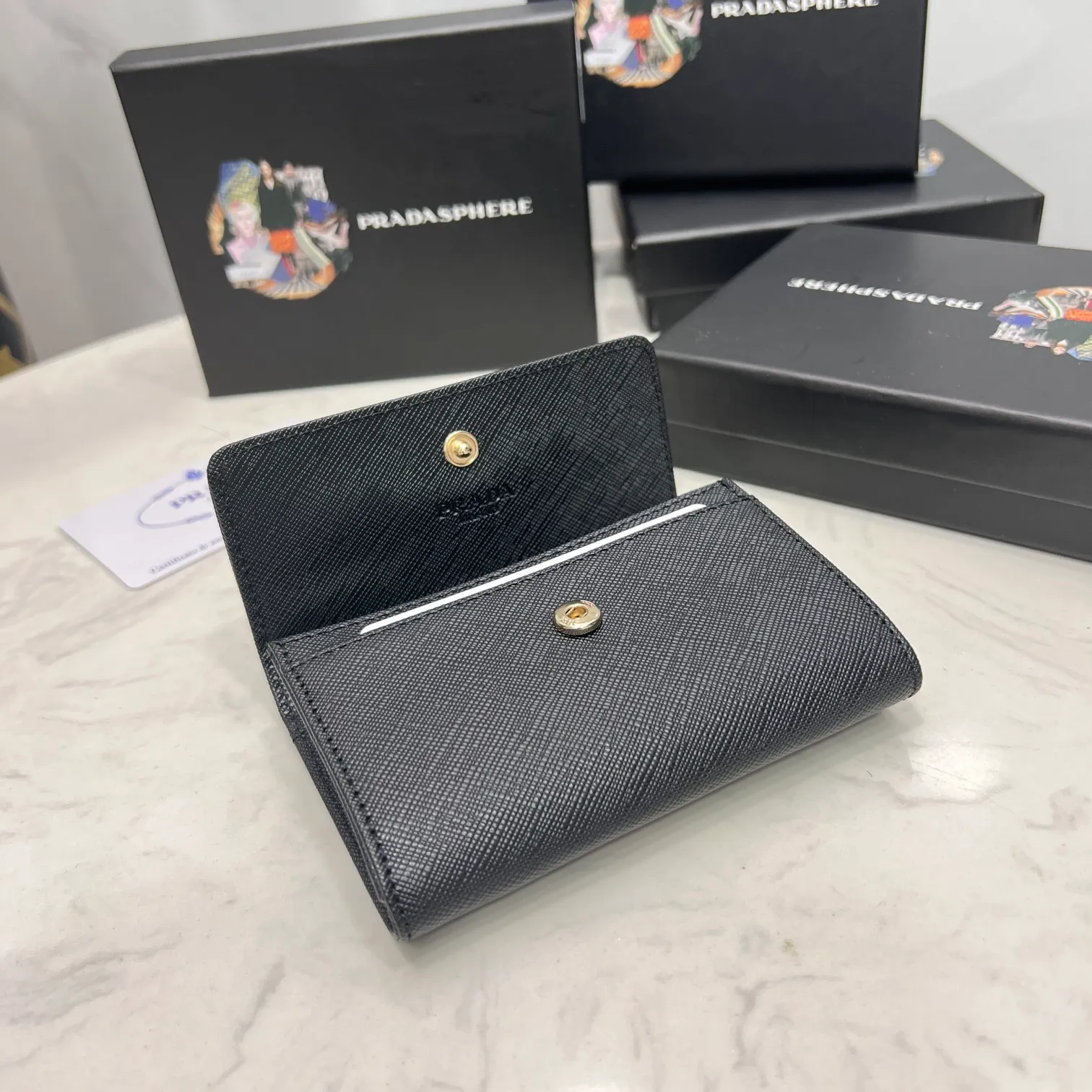 Batch 150 PRADA👏👏Hot-selling coin card holder for men and women💼The latest style at the counter, synchronized with the official website, genuine product development, Italian top-quality original single cross-grain cowhide with excellent texture, threaded lining and imported hardware accessories! Exquisite wiring is even and neat, the oil edges are smooth, No.: ML204, Size: 11cm long and 6.5cm high, Color: red, black, plum red, blue, pink