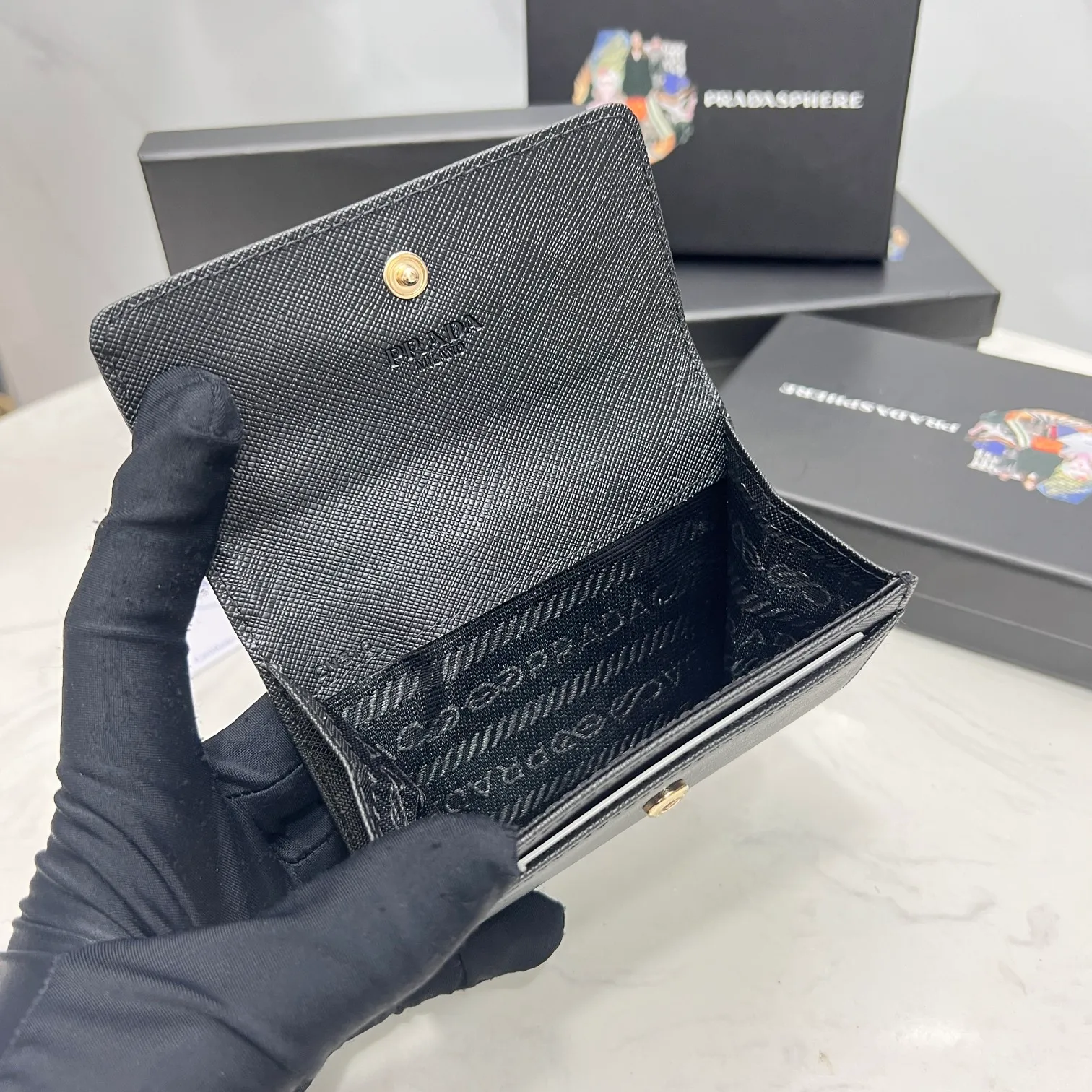 Batch 150 PRADA👏👏Hot-selling coin card holder for men and women💼The latest style at the counter, synchronized with the official website, genuine product development, Italian top-quality original single cross-grain cowhide with excellent texture, threaded lining and imported hardware accessories! Exquisite wiring is even and neat, the oil edges are smooth, No.: ML204, Size: 11cm long and 6.5cm high, Color: red, black, plum red, blue, pink