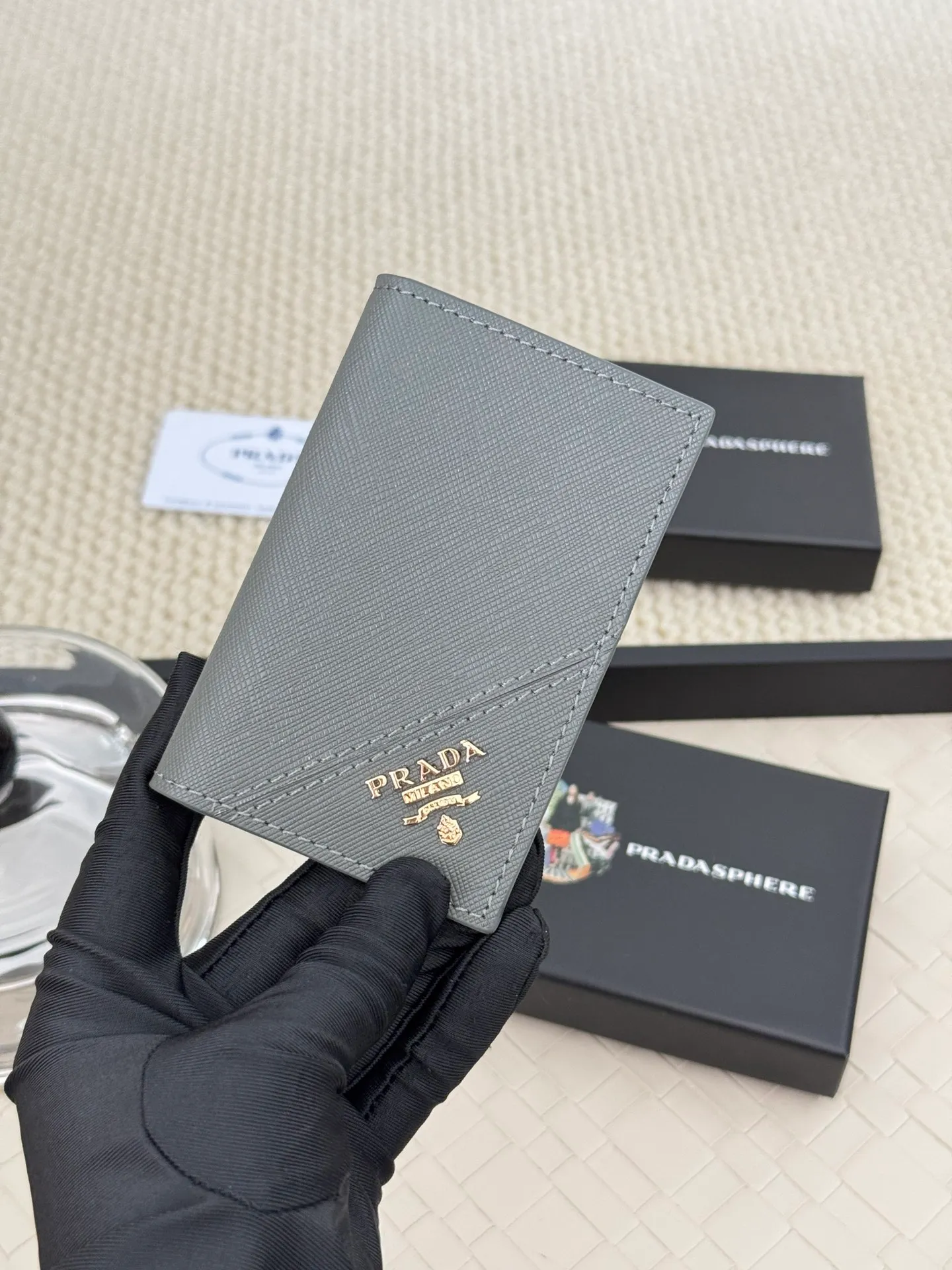 💰120 prada cross pattern unisex card holder, can be placed in pockets, bags, and can be held in hand, made of cross pattern imported calfskin, pocket card holder, can hold change, 6 card slots, simple and elegant fashion trend. Model 2MC101, color as shown in the picture, size 11×7cm,