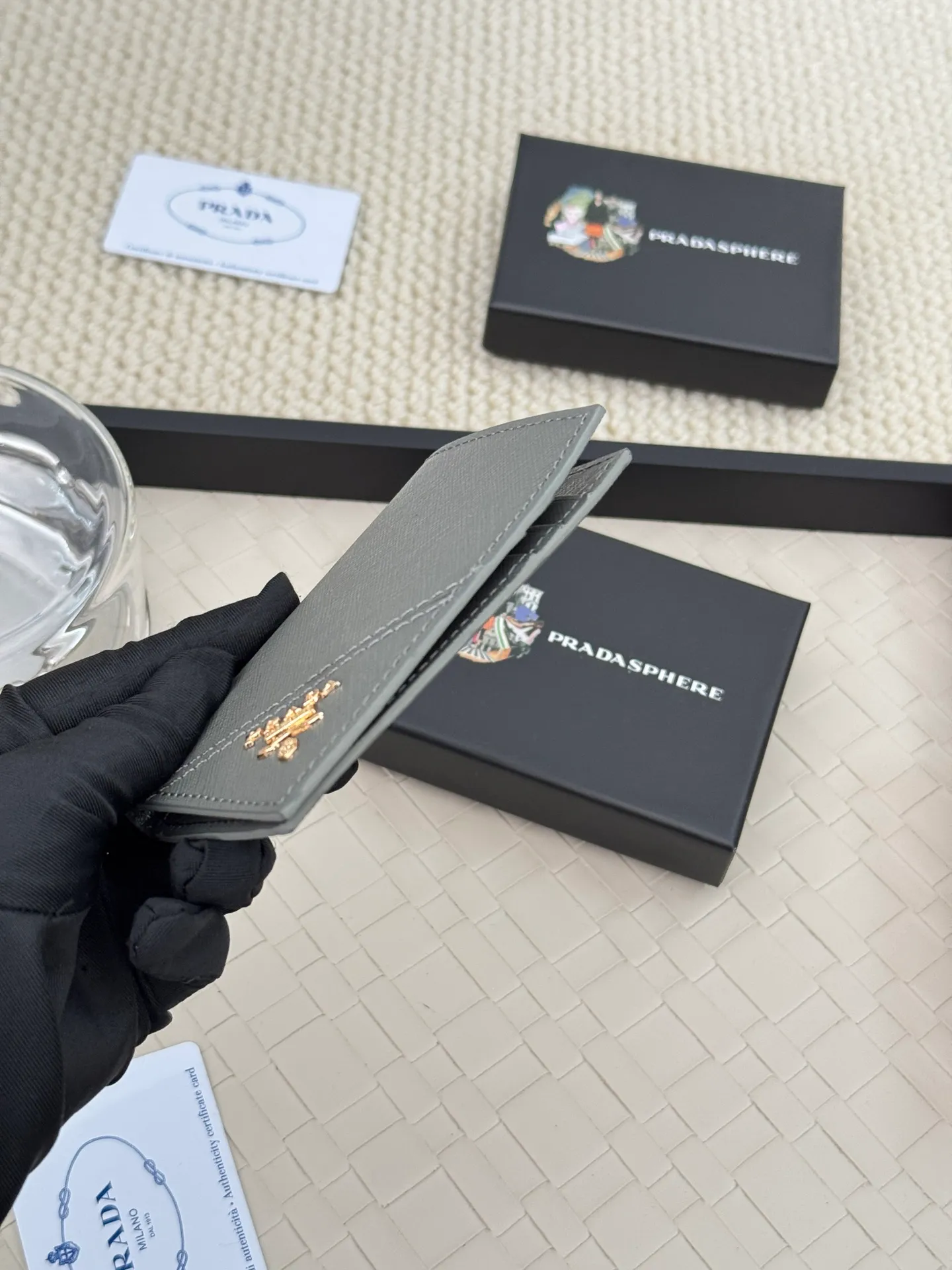 💰120 prada cross pattern unisex card holder, can be placed in pockets, bags, and can be held in hand, made of cross pattern imported calfskin, pocket card holder, can hold change, 6 card slots, simple and elegant fashion trend. Model 2MC101, color as shown in the picture, size 11×7cm,