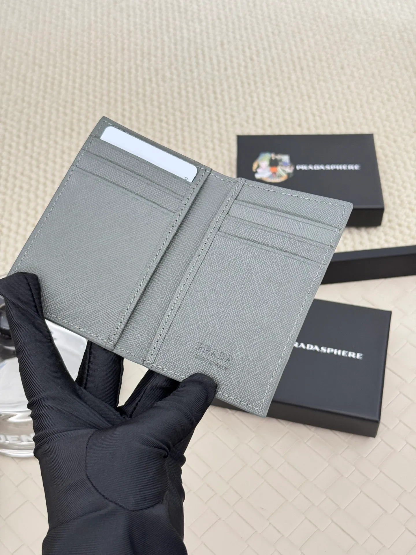💰120 prada cross pattern unisex card holder, can be placed in pockets, bags, and can be held in hand, made of cross pattern imported calfskin, pocket card holder, can hold change, 6 card slots, simple and elegant fashion trend. Model 2MC101, color as shown in the picture, size 11×7cm,
