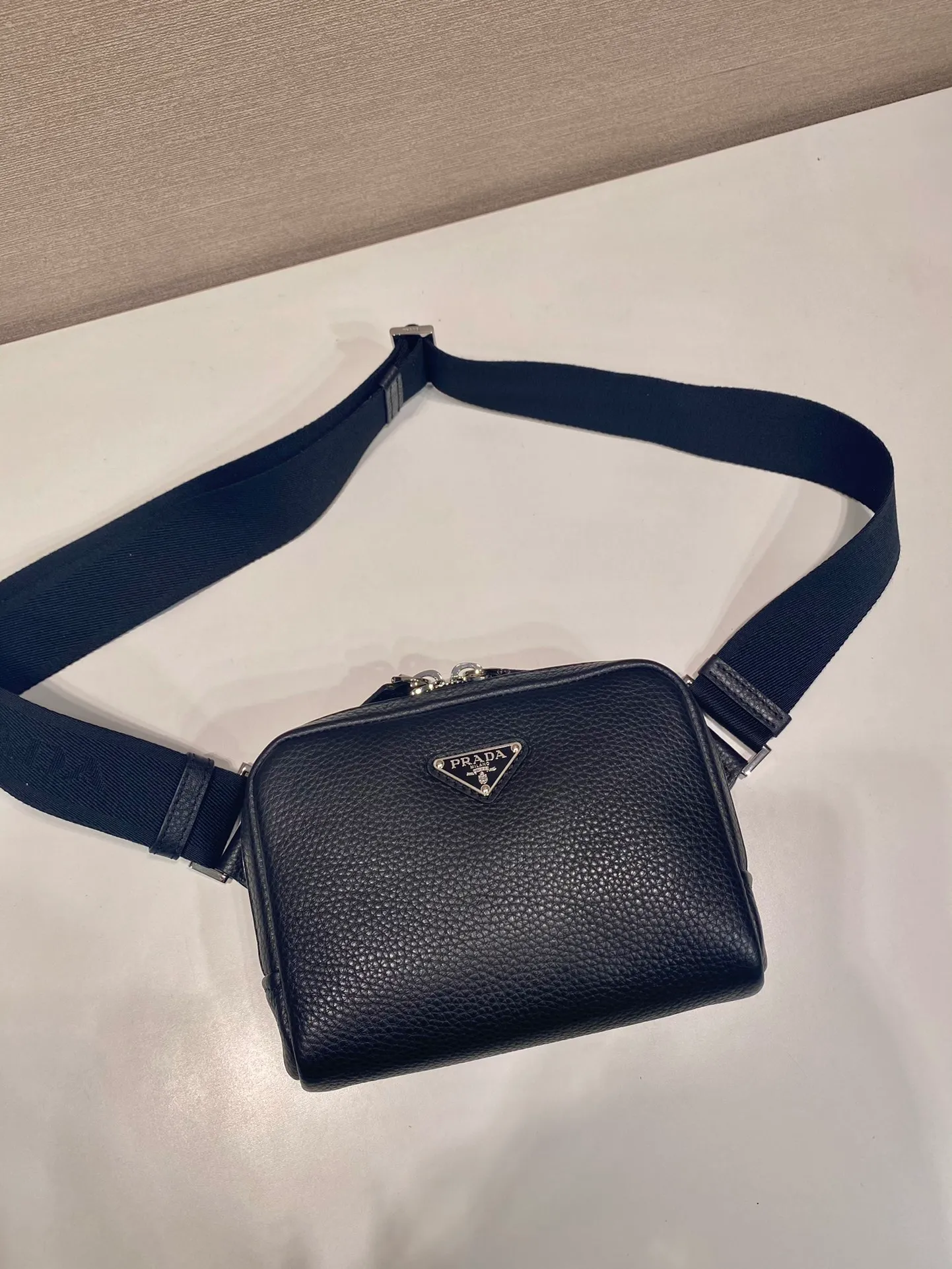 💰1220🎉New chest bag🎉2VH184 small size🎉🎉 This leather shoulder bag chest bag adopts fashionable and smooth line design and layered silhouette, with adjustable webbing and imported deerskin cowhide. It feels comfortable and luxurious, and can be used as a chest bag or shoulder bag. Large capacity space. The upper body effect is fashionable and trendy, and it is a popular style that will never go out of style🎉🎉 Length 19.5 height 13.5x bottom 6cm🎉🎉🎉👏👏👏