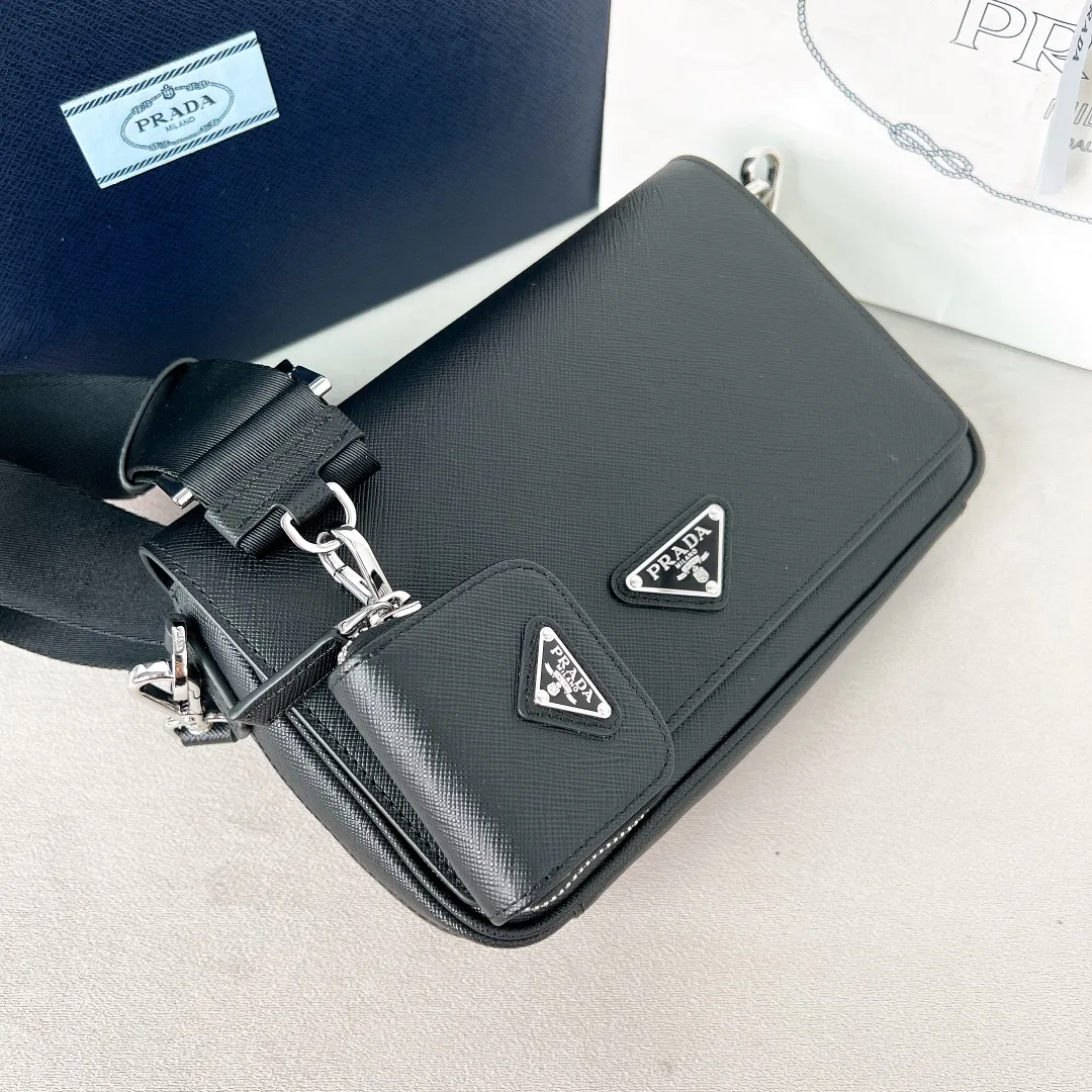 💰1700✨New product launch✨2023 latest men's full leather messenger bag 2VD059 This cross-grain cowhide messenger bag interprets an exquisite structural silhouette. The classic triangle logo on the front comes with an external coin purse. Magnetic buckle flap closure. Adjustable nylon with leather shoulder strap. It highlights the unique temperament and is versatile and casual. Multiple pockets meet the needs of exquisite storage. Size: 22*14.5*5cm black