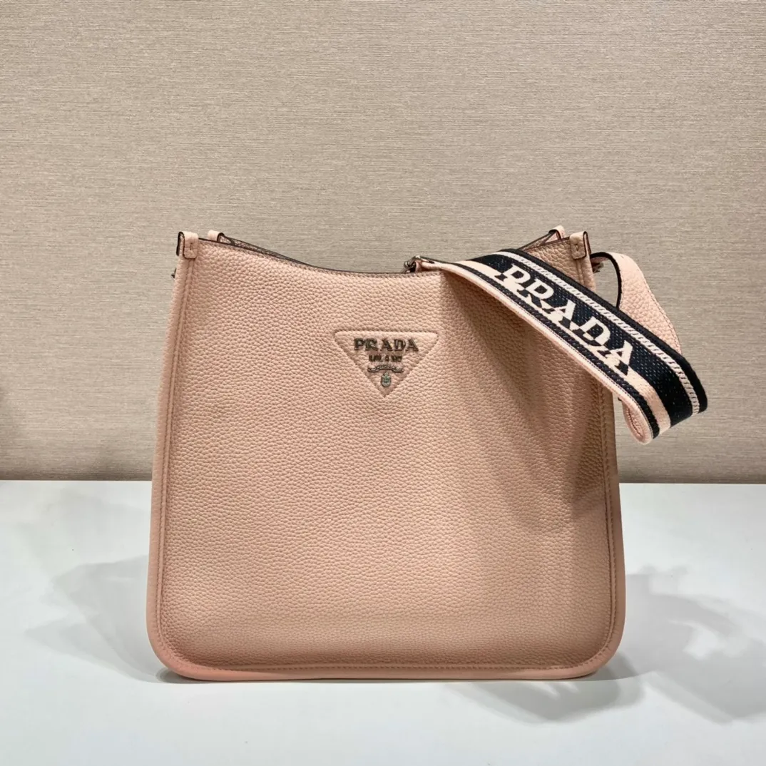 💰1840👏New fabric cross-body bag👏1BC073/large tote bag This leather mini shoulder bag has a simple design. A metallic triangle logo on the front adds signature tone. Equipped with detachable/adjustable logo printed webbing, the upper body effect is very beautiful😘😘highlighting its modern style. High fashion is the main fashion for daily matching. Hurry up and get it, it’s so beautiful👏👏 Length 30xH 28xH 12cm👏👏👏😘😘😘
