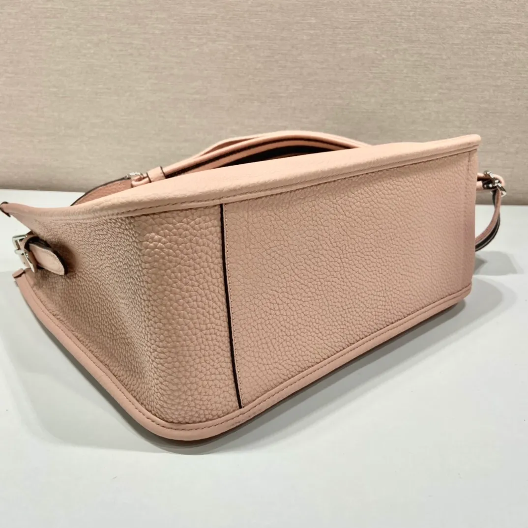 💰1840👏New fabric cross-body bag👏1BC073/large tote bag This leather mini shoulder bag has a simple design. A metallic triangle logo on the front adds signature tone. Equipped with detachable/adjustable logo printed webbing, the upper body effect is very beautiful😘😘highlighting its modern style. High fashion is the main fashion for daily matching. Hurry up and get it, it’s so beautiful👏👏 Length 30xH 28xH 12cm👏👏👏😘😘😘