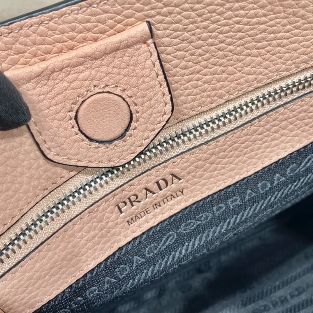 💰1840👏New fabric cross-body bag👏1BC073/large tote bag This leather mini shoulder bag has a simple design. A metallic triangle logo on the front adds signature tone. Equipped with detachable/adjustable logo printed webbing, the upper body effect is very beautiful😘😘highlighting its modern style. High fashion is the main fashion for daily matching. Hurry up and get it, it’s so beautiful👏👏 Length 30xH 28xH 12cm👏👏👏😘😘😘