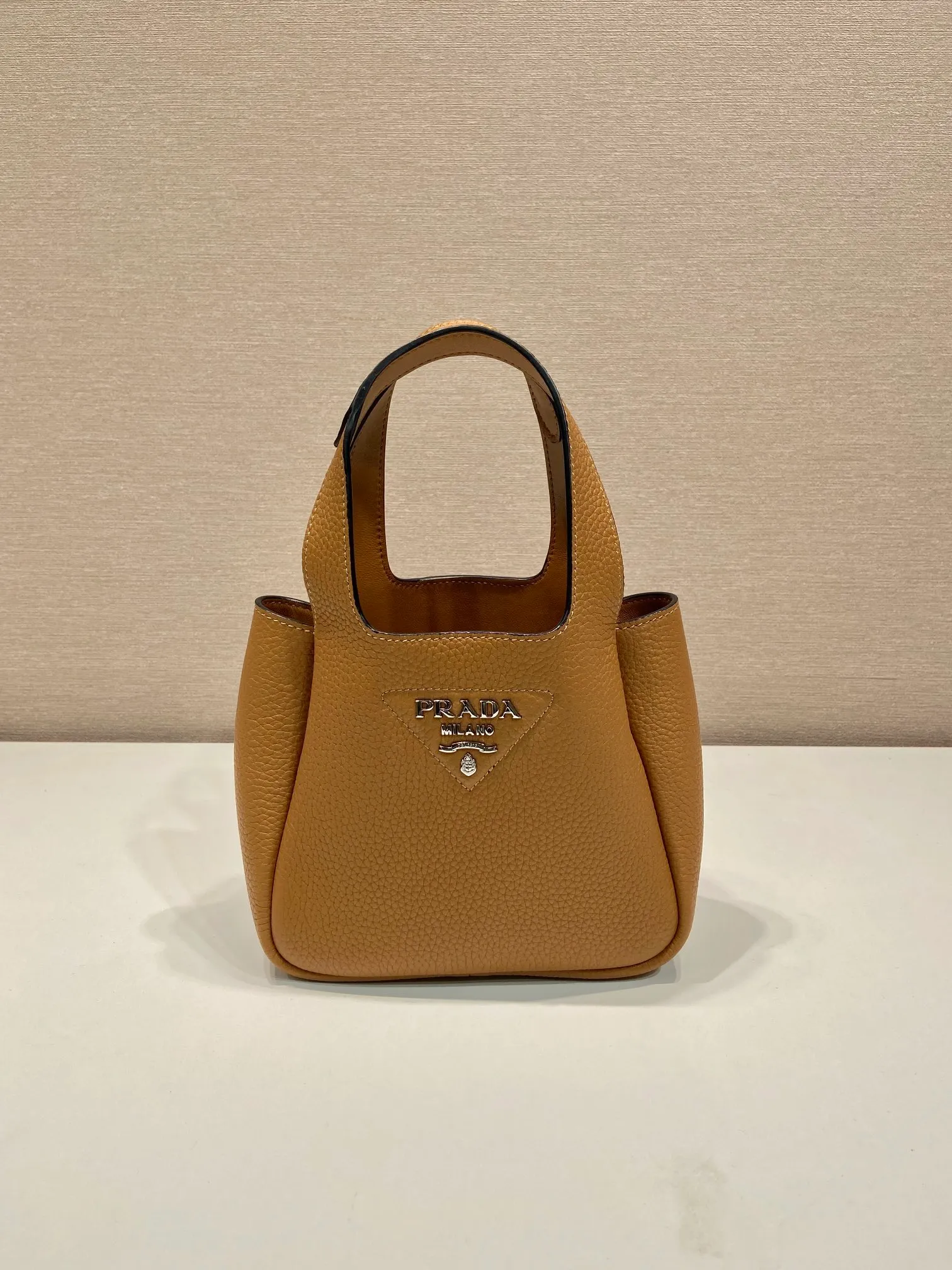 💰1520🎉mini vegetable basket🎉1BA349🎉🎉new mini color😘😘 This mini vegetable basket is made of imported deerskin pattern, with imported lambskin inside. It has many grids and feels very soft/lightweight. The classic mini is good-looking and easy to use👏👏. The upper body effect is cute and cute. It’s so beautiful. Limited edition/popular model at the counter. Get it now🎉🎉 Length 18x Height 16x Bottom 10cm🎉🎉🎉👏👏👏