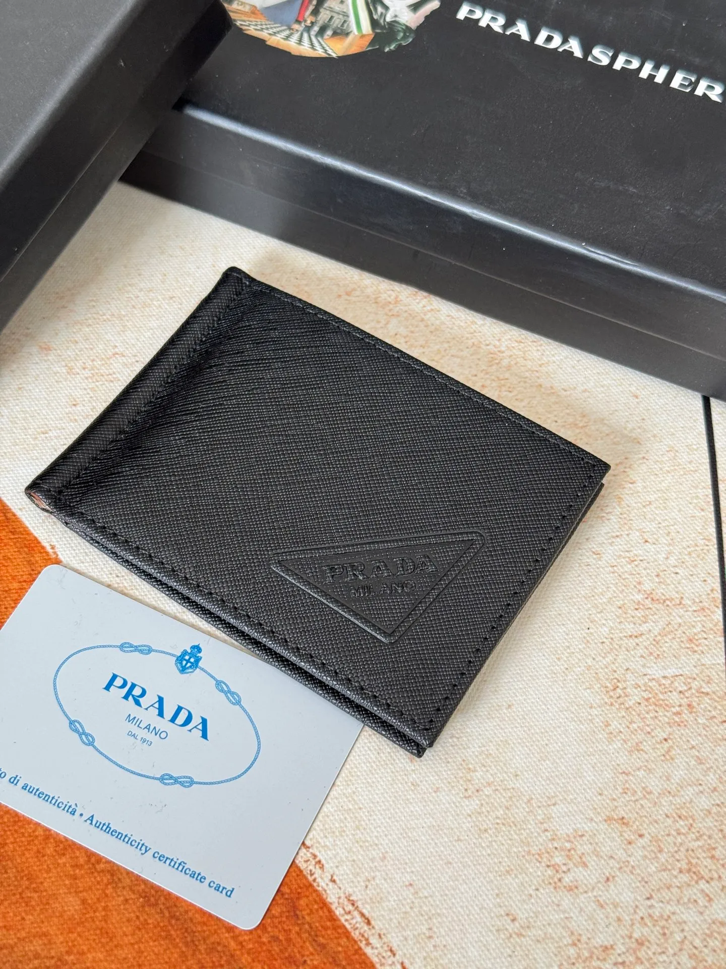 💰130💰Prada Exclusive Real Photo Dollar Bill Clip Cross-grain cowhide metal clip in the middle. Simple and easy to use. It can store money at any time and is easier to put in the trouser pocket. Model: 2MC165 - Dollar Clip Size: 12*8cm