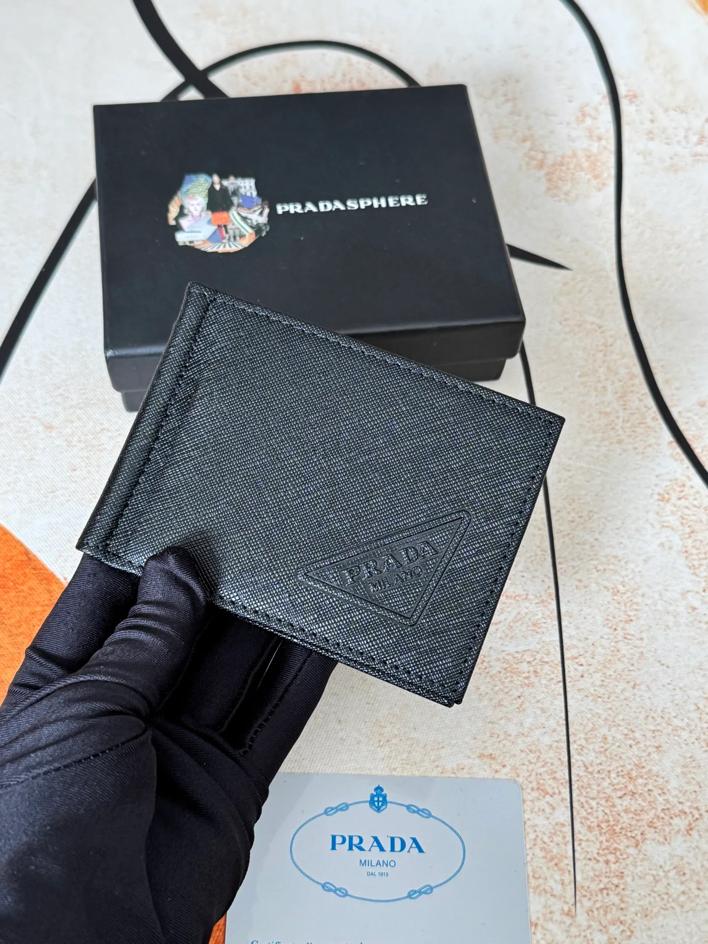 💰130💰Prada Exclusive Real Photo Dollar Bill Clip Cross-grain cowhide metal clip in the middle. Simple and easy to use. It can store money at any time and is easier to put in the trouser pocket. Model: 2MC165 - Dollar Clip Size: 12*8cm