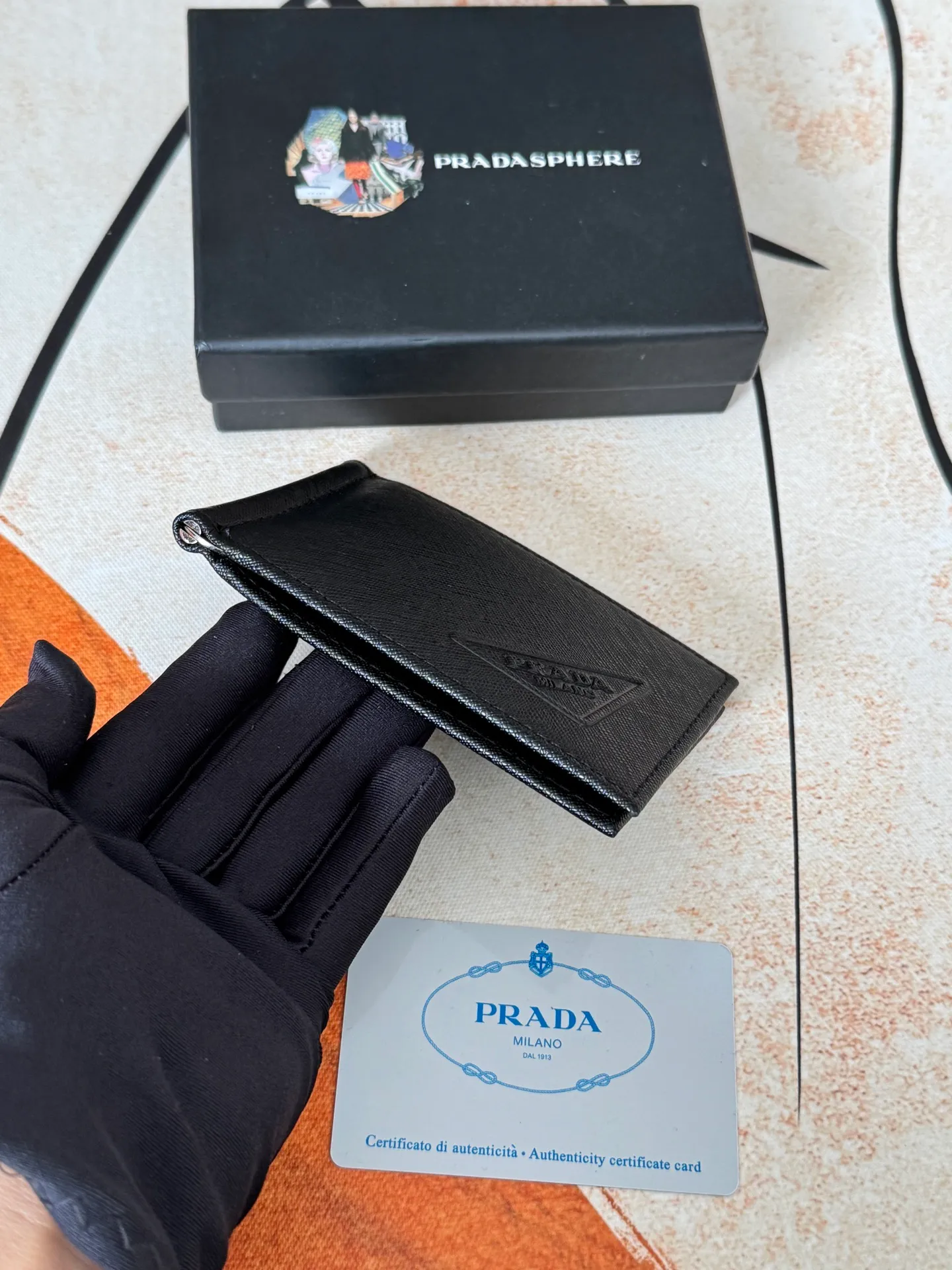 💰130💰Prada Exclusive Real Photo Dollar Bill Clip Cross-grain cowhide metal clip in the middle. Simple and easy to use. It can store money at any time and is easier to put in the trouser pocket. Model: 2MC165 - Dollar Clip Size: 12*8cm