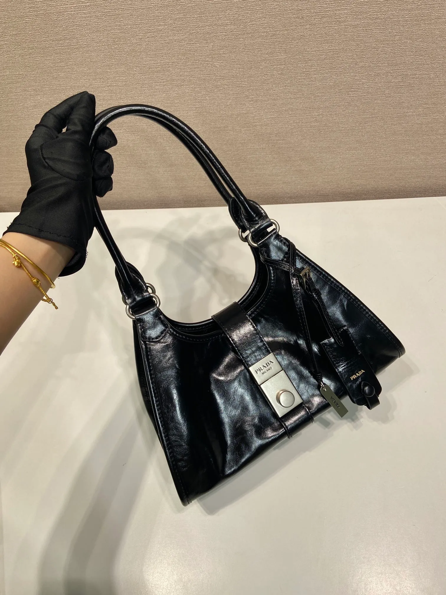 💰1500🎉New product🎉1BG580 mini🎉🎉 This mini catwalk model is made of imported waxed leather, top-grade hardware, and the front panel is equipped with a buckle lock opening and closing. It has a large capacity and can be carried by hand or on the shoulder. The upper body effect is very fashionable. If you like babies, hurry up and get it🎉🎉 Length 26x height 18x base 12cm🎉🎉🎉💰💰💰