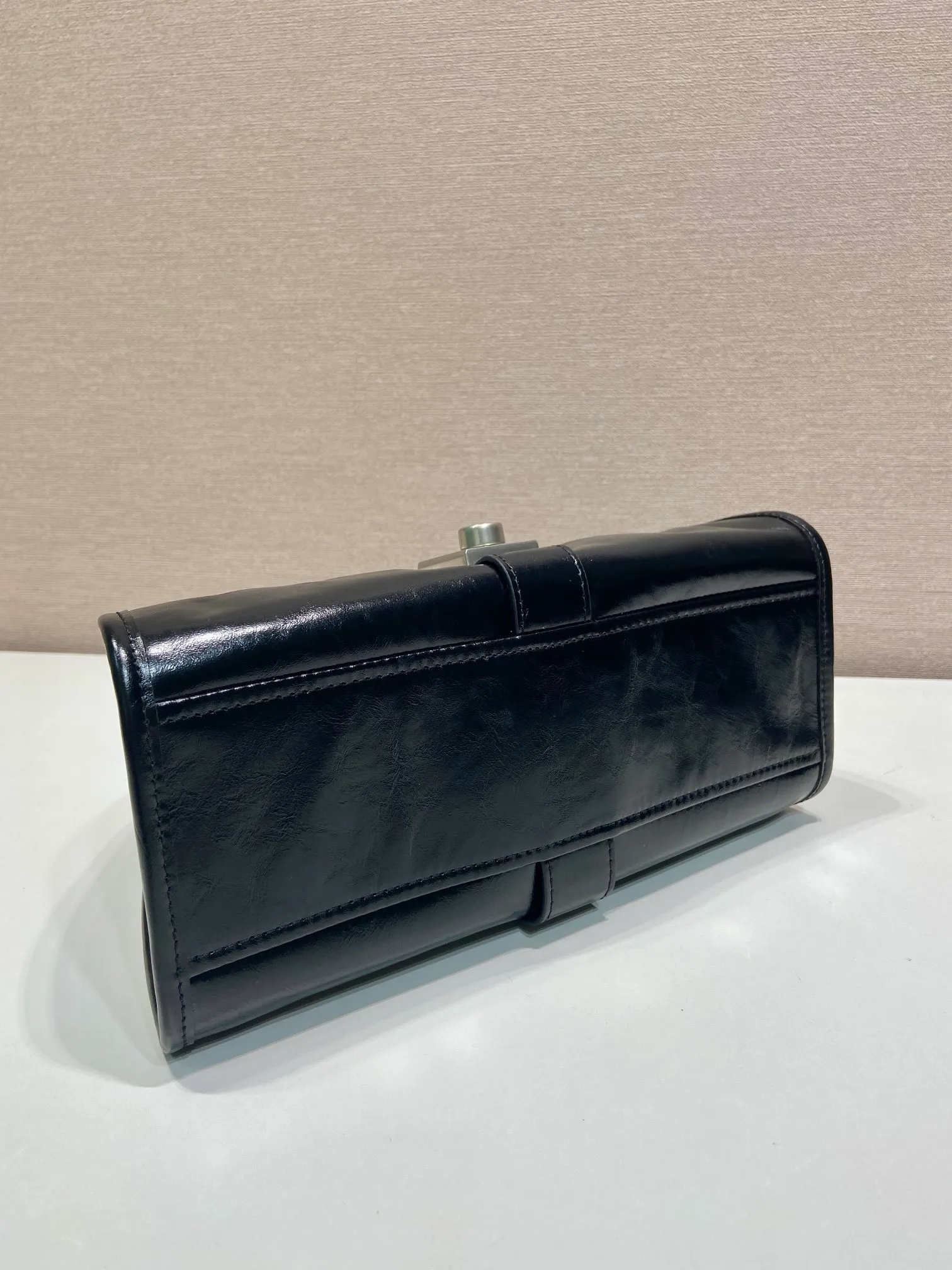 💰1500🎉New product🎉1BG580 mini🎉🎉 This mini catwalk model is made of imported waxed leather, top-grade hardware, and the front panel is equipped with a buckle lock opening and closing. It has a large capacity and can be carried by hand or on the shoulder. The upper body effect is very fashionable. If you like babies, hurry up and get it🎉🎉 Length 26x height 18x base 12cm🎉🎉🎉💰💰💰