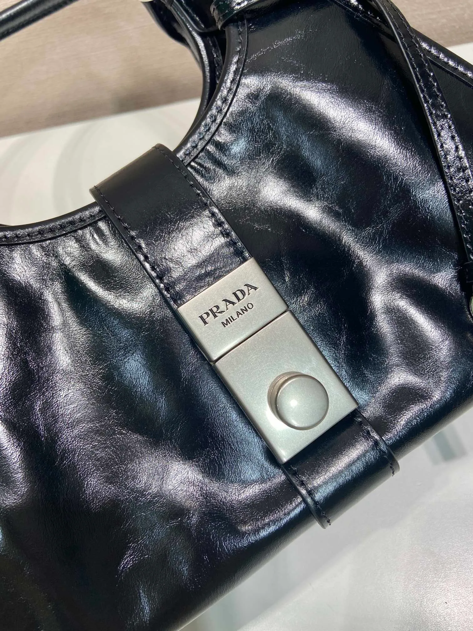 💰1500🎉New product🎉1BG580 mini🎉🎉 This mini catwalk model is made of imported waxed leather, top-grade hardware, and the front panel is equipped with a buckle lock opening and closing. It has a large capacity and can be carried by hand or on the shoulder. The upper body effect is very fashionable. If you like babies, hurry up and get it🎉🎉 Length 26x height 18x base 12cm🎉🎉🎉💰💰💰