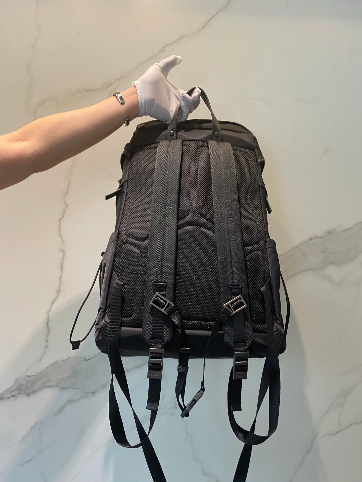 💰1660🎉New mountaineering bag🎉2VZ079🎉🎉 This backpack is made of imported nylon fabric and has a technological style. The main compartment of the backpack is equipped with a flap and buckle, a rear zippered pocket, an adjustable woven nylon strap, two external zippered pockets and two drawstring water bottle pockets😘It is padded with mesh fabric on the back and has many compartments. It must be highly functional and can be worn for business trips, mountain climbing and daily wear. It is very affordable👏👏The upper body effect is super cool😘, men, hurry up and get it, it is worth owning👏👏 Length 32x Height 52x Bottom 19cm🎉🎉🎉