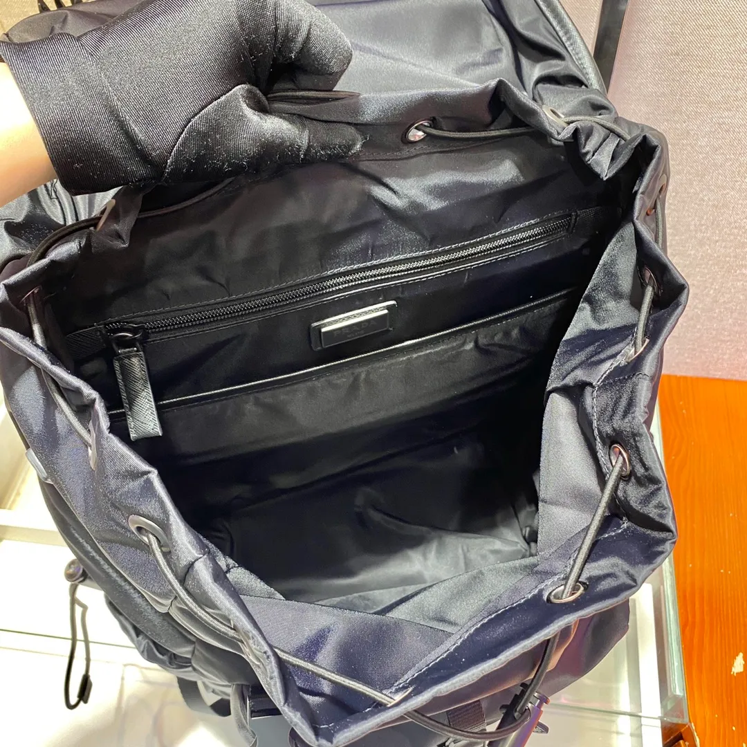 💰1660🎉New mountaineering bag🎉2VZ079🎉🎉 This backpack is made of imported nylon fabric and has a technological style. The main compartment of the backpack is equipped with a flap and buckle, a rear zippered pocket, an adjustable woven nylon strap, two external zippered pockets and two drawstring water bottle pockets😘It is padded with mesh fabric on the back and has many compartments. It must be highly functional and can be worn for business trips, mountain climbing and daily wear. It is very affordable👏👏The upper body effect is super cool😘, men, hurry up and get it, it is worth owning👏👏 Length 32x Height 52x Bottom 19cm🎉🎉🎉