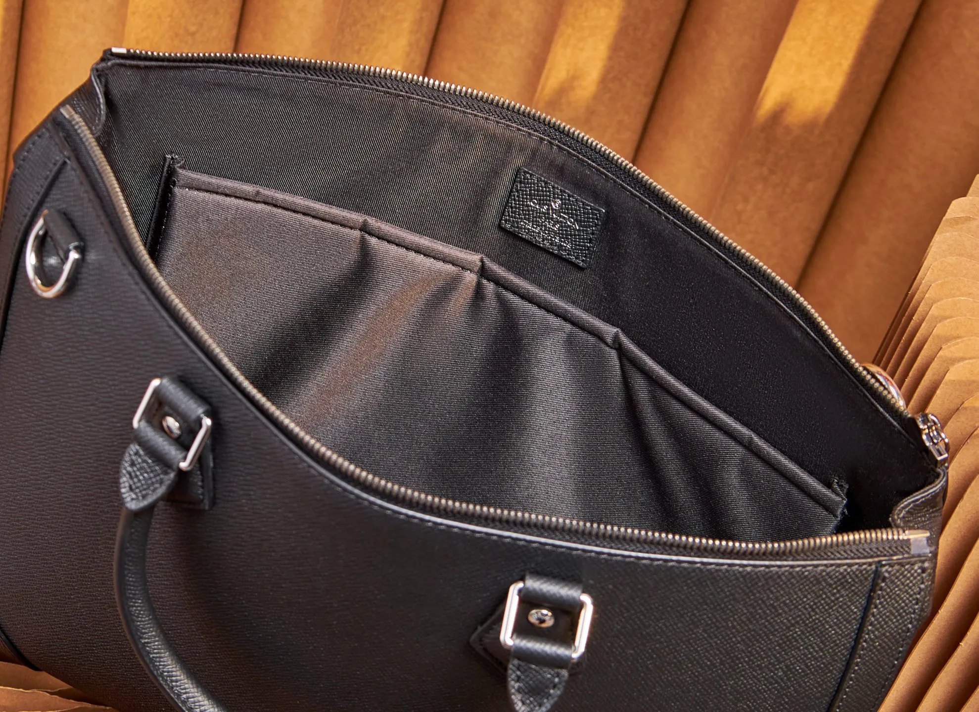 P¥1040, 👉nfc dynamic chip version👈【Top inspection-free all-steel hardware】👏👏The new Slim briefcase is made of Taïga cowhide with fine texture, injecting a trendy style into the classic design. Reinforced corners are in keeping with traditional hard cases, a metallic LV logo accents the details, and it has adjustable shoulder straps and a dedicated laptop compartment. Taïga Cow Leather - Cowhide Trim - Fabric Lining - Metal Hardware - LV Logo Reinforced Corners - Zip Closure - Large Main Compartment - Padded Laptop Compartment - Removable, Adjustable Shoulder Strap! ! Model: M30810; Size: 40x29x4CM