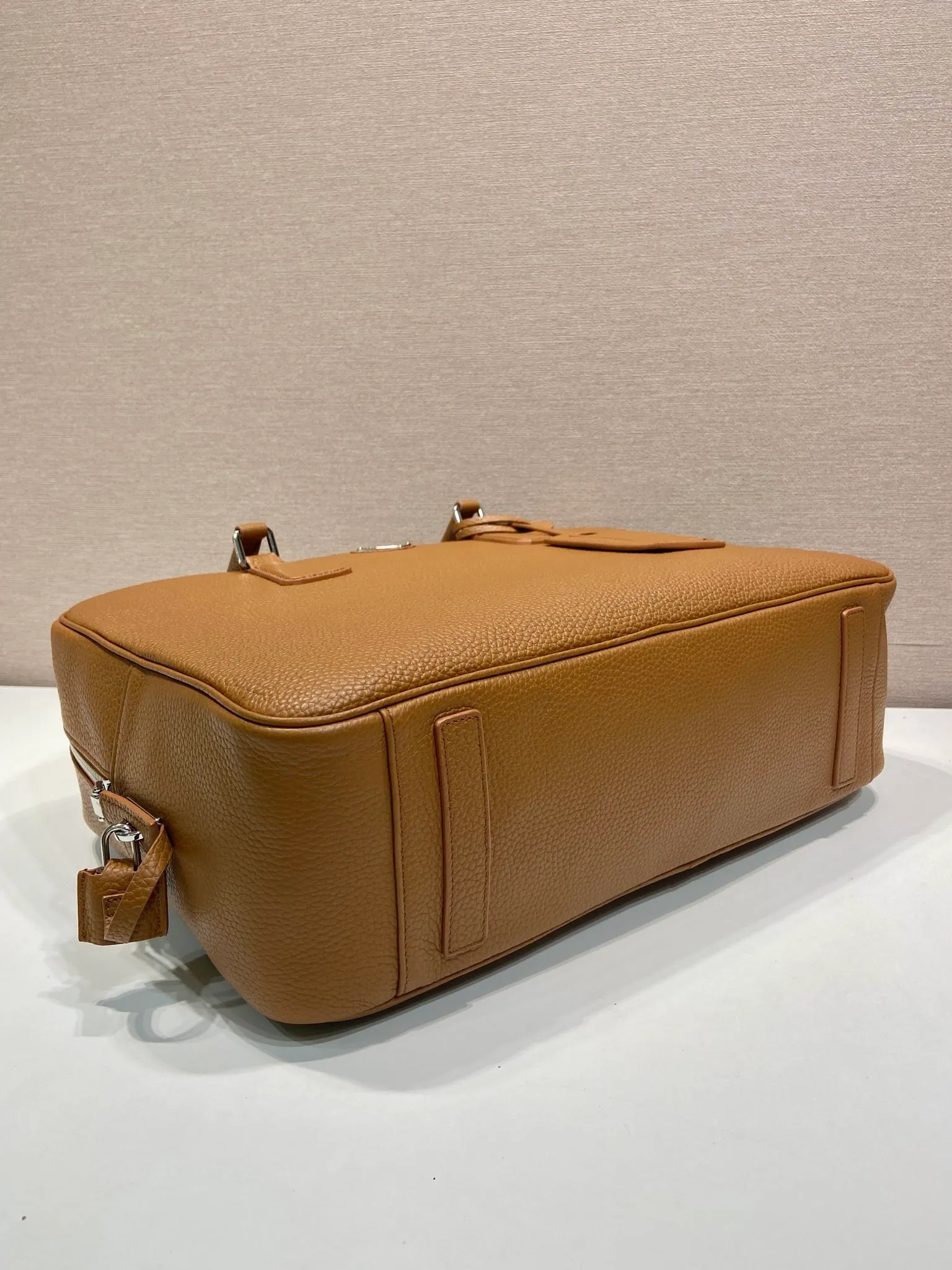 💰2160🎉New briefcase🎉2VE027 with lock🎉🎉 Made of soft deerskin cowhide, its functional silhouette is embellished with refined and classic details, closure and lock, removable leather name tag, interior zipper pocket and patch pocket, large capacity. Another popular style that will never go out of style🎉🎉Handsome guys, hurry up and get it🎉🎉 Length 40x Height 28x Bottom 12.5cm🎉🎉🎉💰💰💰