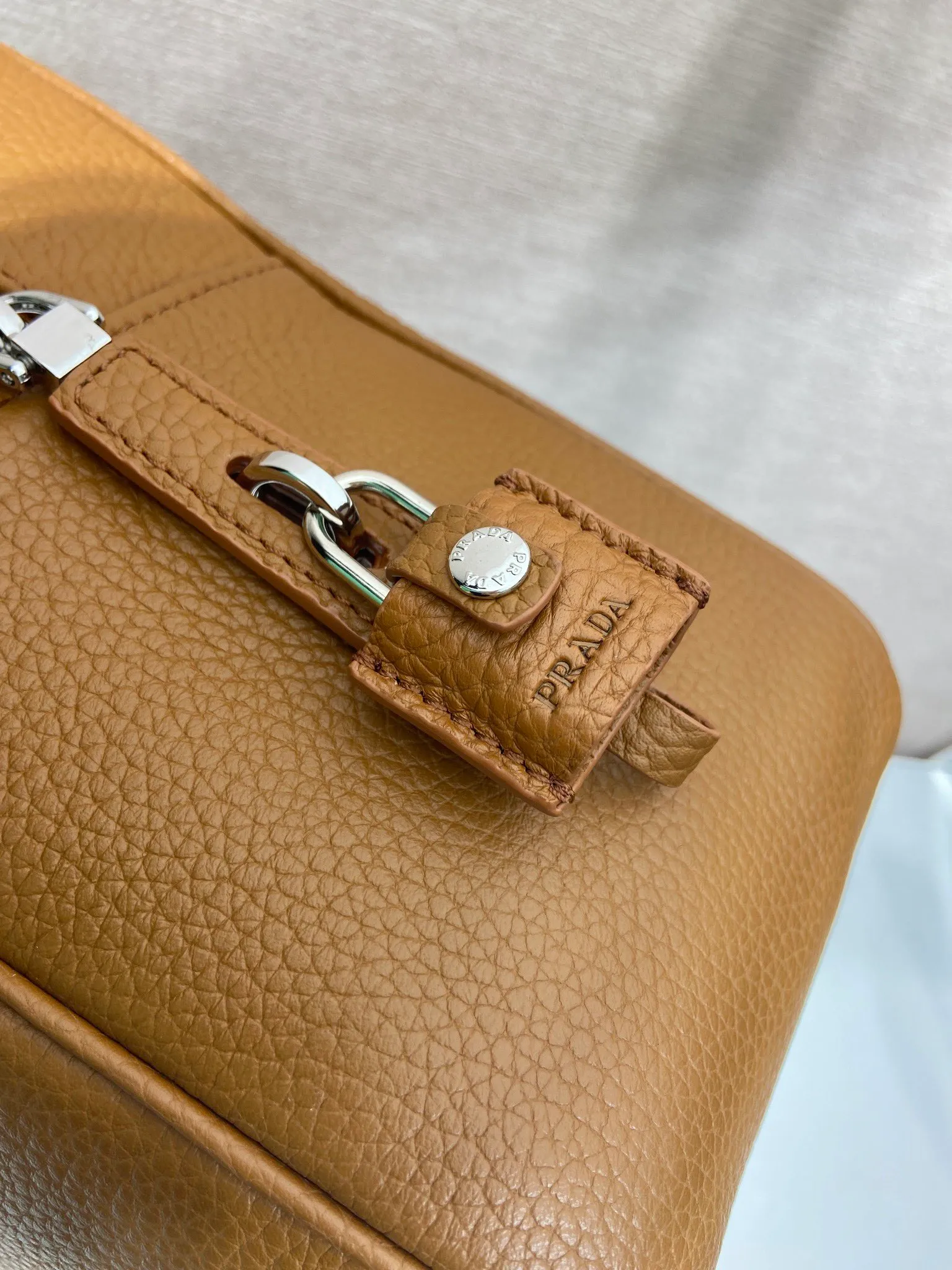 💰2160🎉New briefcase🎉2VE027 with lock🎉🎉 Made of soft deerskin cowhide, its functional silhouette is embellished with refined and classic details, closure and lock, removable leather name tag, interior zipper pocket and patch pocket, large capacity. Another popular style that will never go out of style🎉🎉Handsome guys, hurry up and get it🎉🎉 Length 40x Height 28x Bottom 12.5cm🎉🎉🎉💰💰💰