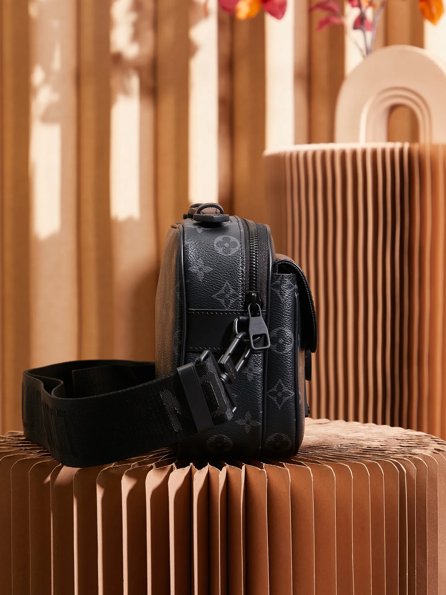 P¥840👉nfc163C01 dynamic chip version👈[Top inspection-free all-steel hardware] 𝐒 𝐋𝐎𝐂𝐊 Messenger bag m45806 black flower French original leather🇫🇷Pure steel hardware Size: 22*18*8cm A hard-to-find messenger bag, tailor-made for men. The upper body effect is both explosive and very comfortable. It matches with different styles of daily wardrobe. It is super beautiful and grand. It seems low-key and not eye-catching, but the visual effect on the back will make your eyes shine! The capacity is also adequate, making it your first choice for daily travel, a strong hit!