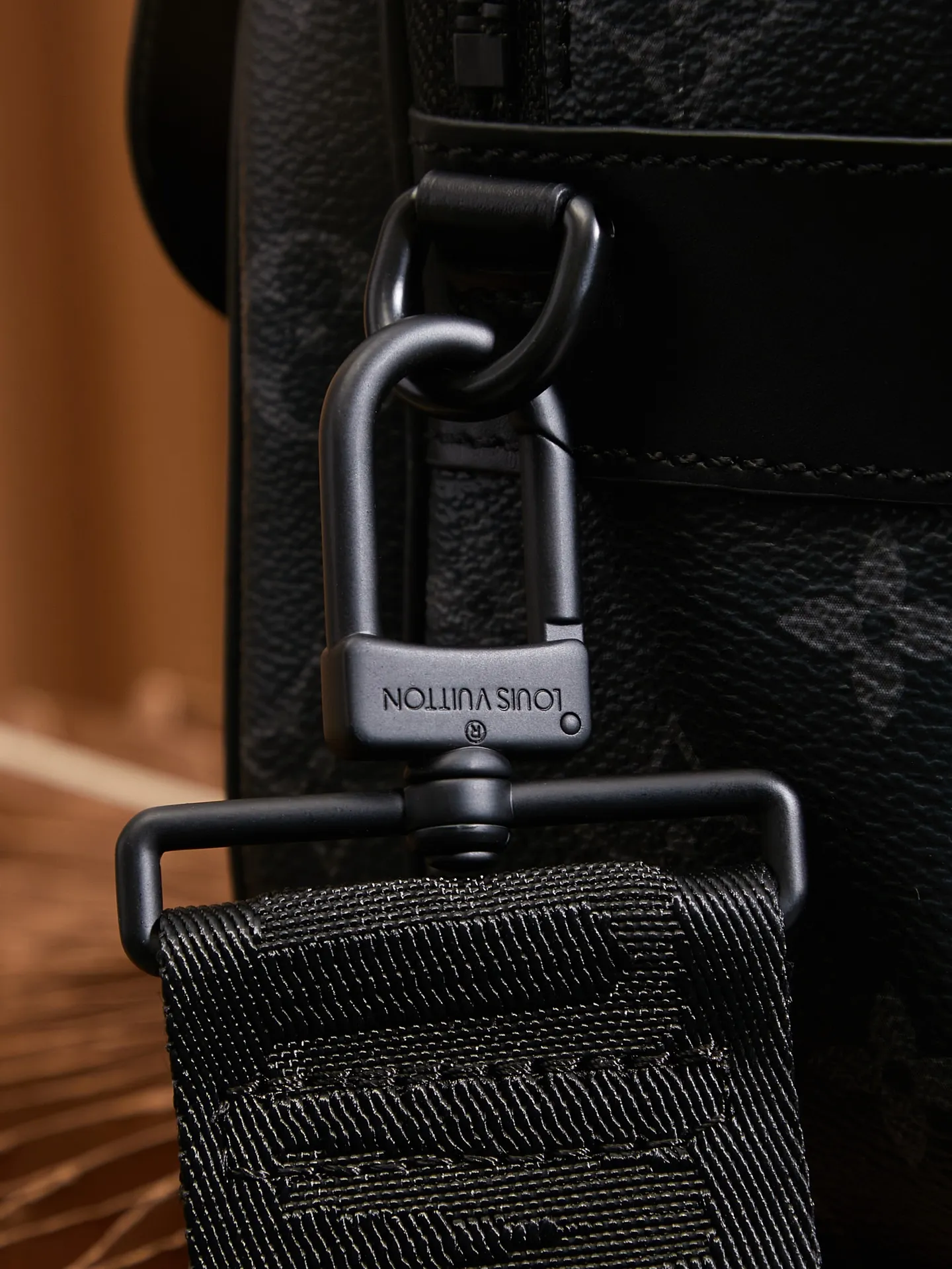 P¥840👉nfc163C01 dynamic chip version👈[Top inspection-free all-steel hardware] 𝐒 𝐋𝐎𝐂𝐊 Messenger bag m45806 black flower French original leather🇫🇷Pure steel hardware Size: 22*18*8cm A hard-to-find messenger bag, tailor-made for men. The upper body effect is both explosive and very comfortable. It matches with different styles of daily wardrobe. It is super beautiful and grand. It seems low-key and not eye-catching, but the visual effect on the back will make your eyes shine! The capacity is also adequate, making it your first choice for daily travel, a strong hit!