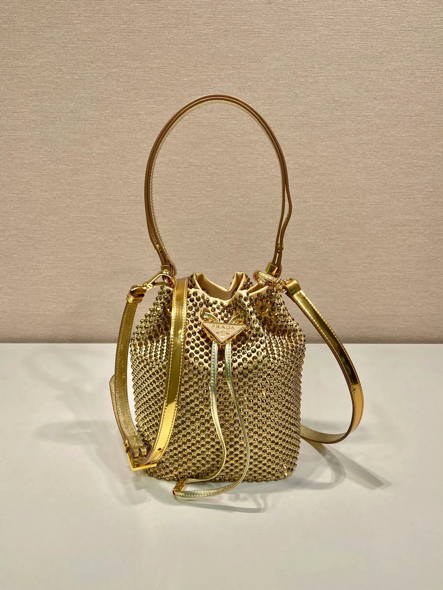 💰1260🎉Crystal Bucket Bag🎉1BE067🎉🎉 This crystal bucket is made of a combination of imported imitation crystal and satin materials, with an enamel-coated metal triangle logo decorative opening and closing design. The short shoulder strap is adjustable in length, and the long shoulder strap is detachable and adjustable. So cute😍, the effect of bling bling is very eye-catching, easy to create a large space🎉🎉Cute and cool, don’t you feel excited😙😙, beauties. Get it now. So beautiful, so in love😋😋 Length 16x height 21 bottom 10cm🎉🎉🎉👏👏👏