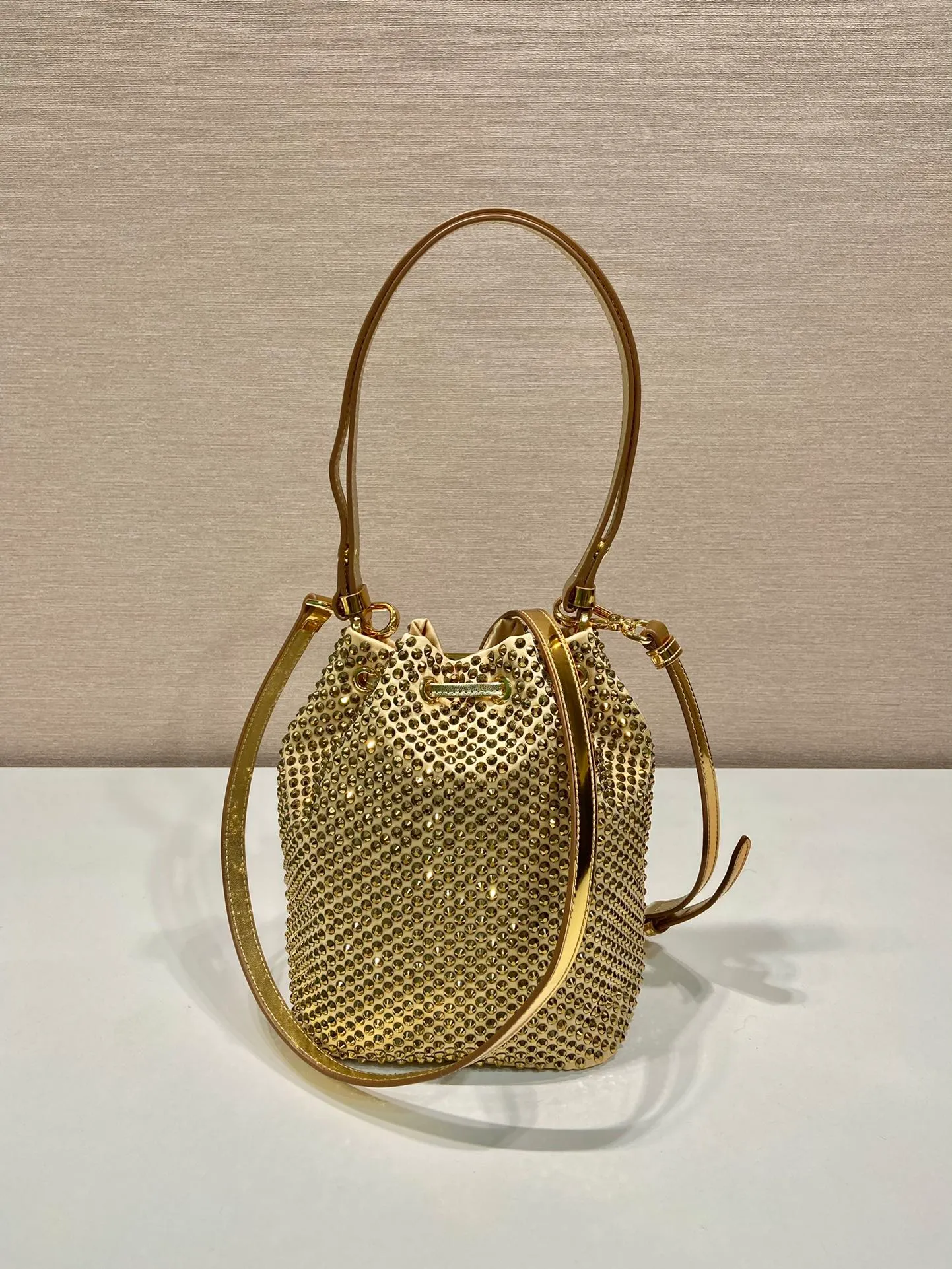 💰1260🎉Crystal Bucket Bag🎉1BE067🎉🎉 This crystal bucket is made of a combination of imported imitation crystal and satin materials, with an enamel-coated metal triangle logo decorative opening and closing design. The short shoulder strap is adjustable in length, and the long shoulder strap is detachable and adjustable. So cute😍, the effect of bling bling is very eye-catching, easy to create a large space🎉🎉Cute and cool, don’t you feel excited😙😙, beauties. Get it now. So beautiful, so in love😋😋 Length 16x height 21 bottom 10cm🎉🎉🎉👏👏👏