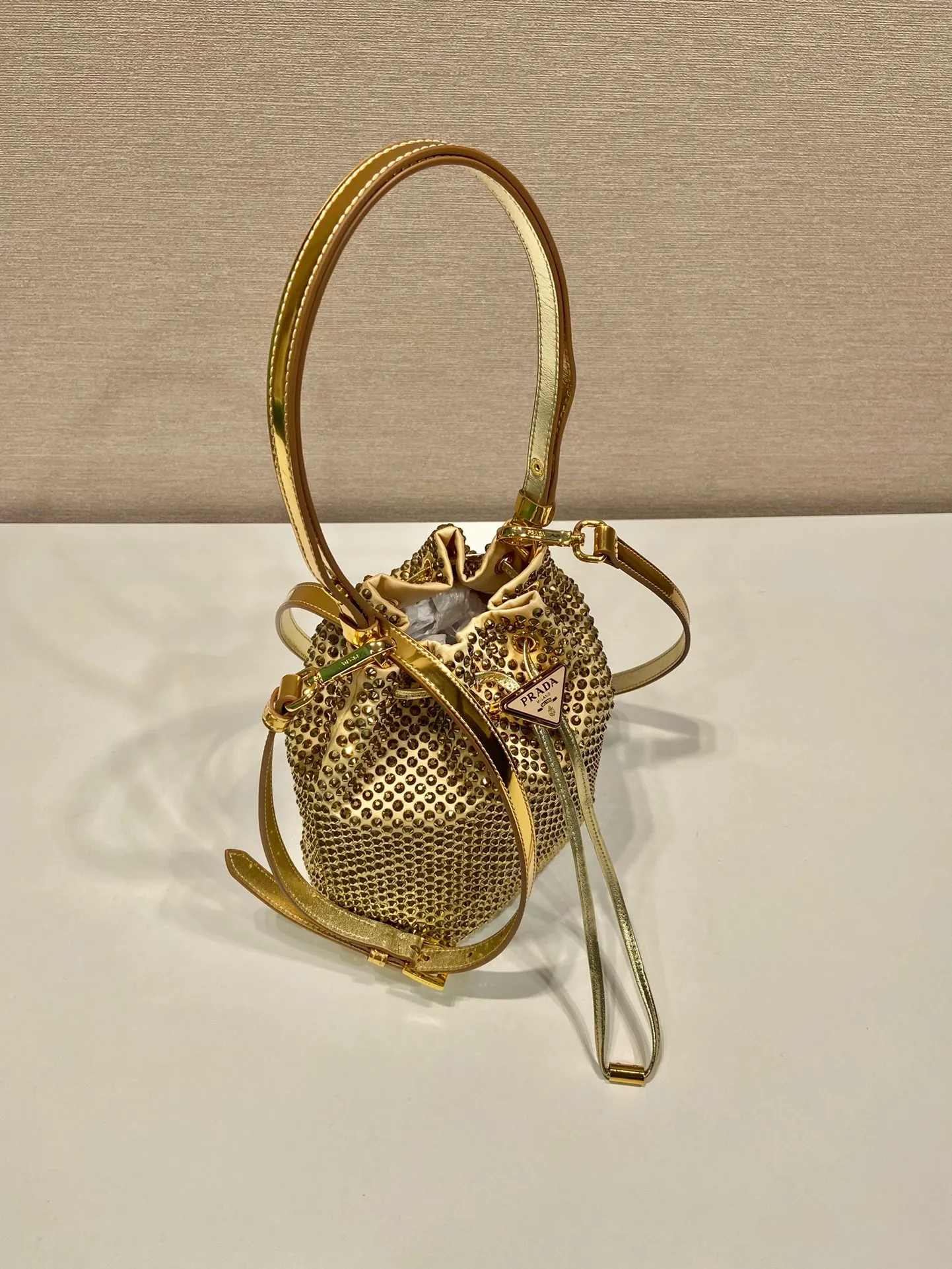 💰1260🎉Crystal Bucket Bag🎉1BE067🎉🎉 This crystal bucket is made of a combination of imported imitation crystal and satin materials, with an enamel-coated metal triangle logo decorative opening and closing design. The short shoulder strap is adjustable in length, and the long shoulder strap is detachable and adjustable. So cute😍, the effect of bling bling is very eye-catching, easy to create a large space🎉🎉Cute and cool, don’t you feel excited😙😙, beauties. Get it now. So beautiful, so in love😋😋 Length 16x height 21 bottom 10cm🎉🎉🎉👏👏👏
