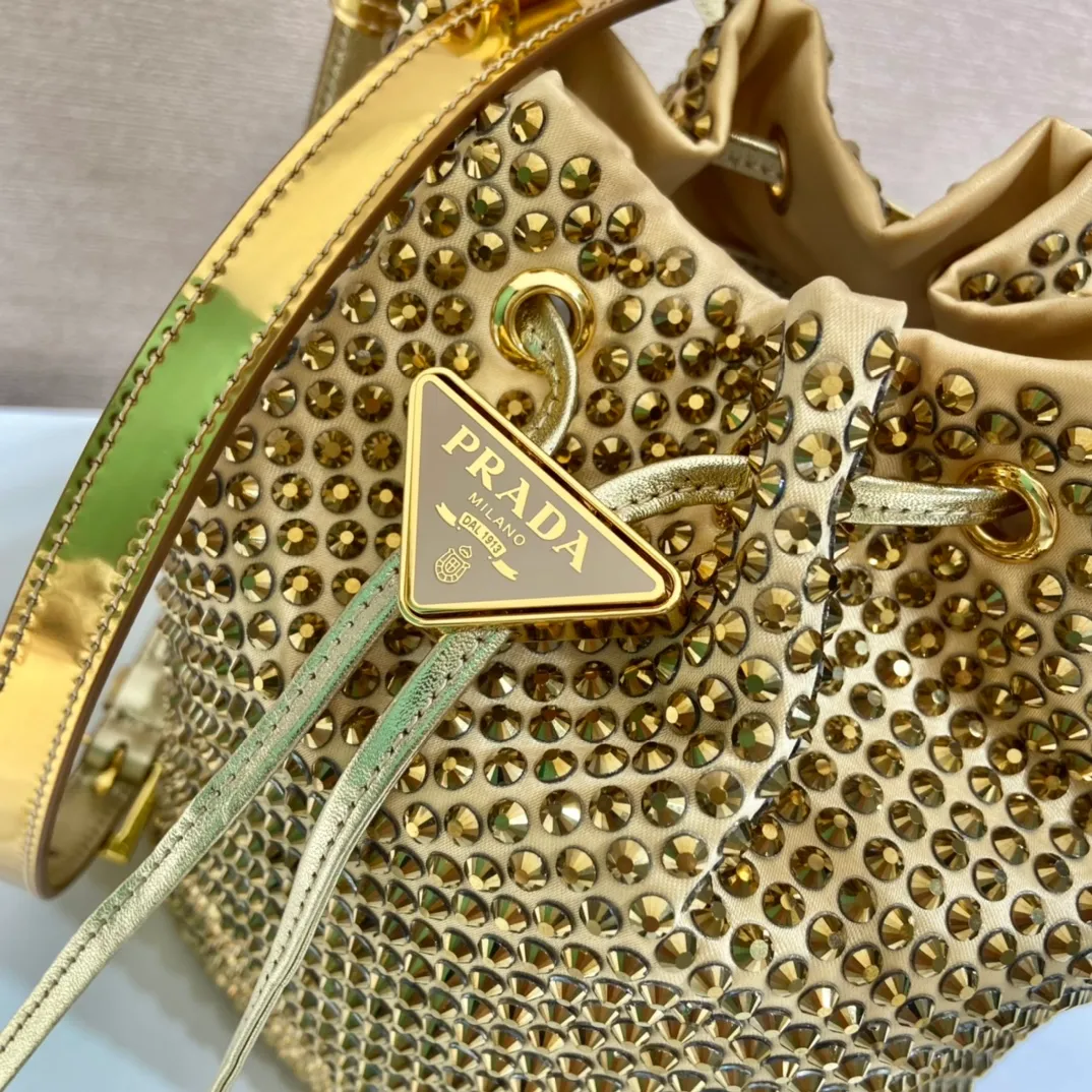 💰1260🎉Crystal Bucket Bag🎉1BE067🎉🎉 This crystal bucket is made of a combination of imported imitation crystal and satin materials, with an enamel-coated metal triangle logo decorative opening and closing design. The short shoulder strap is adjustable in length, and the long shoulder strap is detachable and adjustable. So cute😍, the effect of bling bling is very eye-catching, easy to create a large space🎉🎉Cute and cool, don’t you feel excited😙😙, beauties. Get it now. So beautiful, so in love😋😋 Length 16x height 21 bottom 10cm🎉🎉🎉👏👏👏