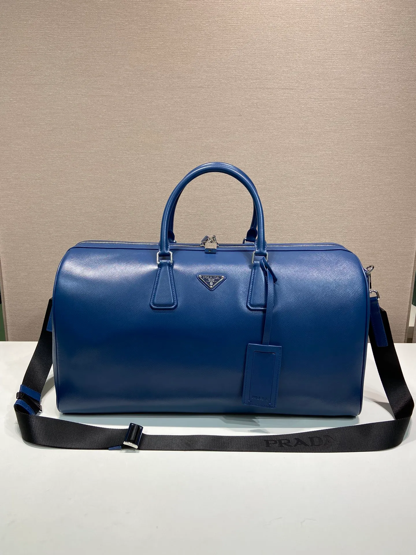💰2360🎉New travel bag🎉2VC018🎉🎉New color This elegant travel bag is made of Saffiano leather, equipped with a wraparound zipper and nylon shoulder strap, highlighting the rigorous design concept. It's finished with a leather name tag and metal lock with engraved logo. Simple and elegant. Hurry up and get it🎉🎉 Length 50x Height 27.5x Bottom 25cm🎉🎉🎉👏👏👏