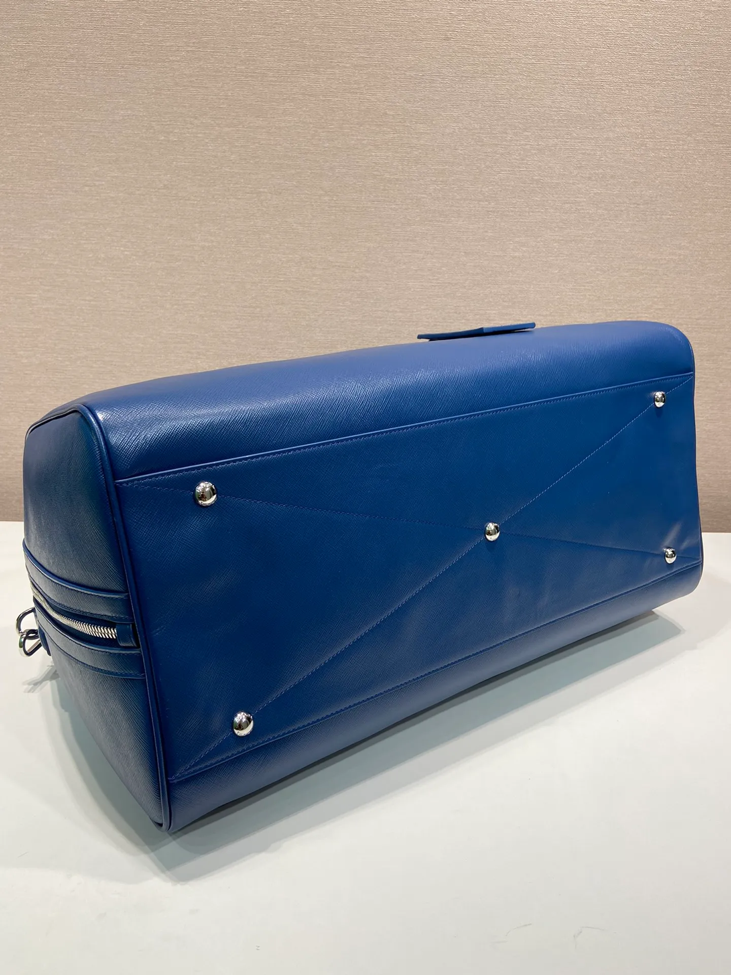 💰2360🎉New travel bag🎉2VC018🎉🎉New color This elegant travel bag is made of Saffiano leather, equipped with a wraparound zipper and nylon shoulder strap, highlighting the rigorous design concept. It's finished with a leather name tag and metal lock with engraved logo. Simple and elegant. Hurry up and get it🎉🎉 Length 50x Height 27.5x Bottom 25cm🎉🎉🎉👏👏👏
