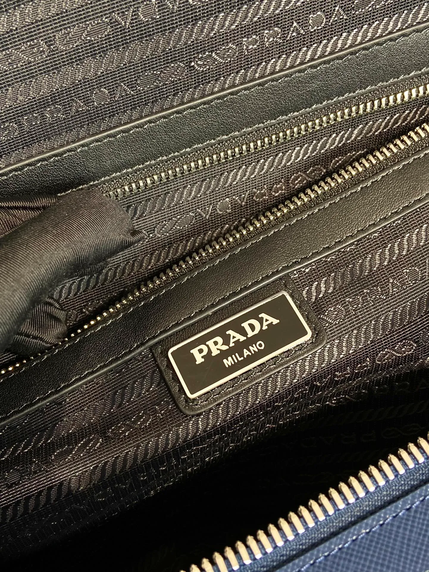 💰2360🎉New travel bag🎉2VC018🎉🎉New color This elegant travel bag is made of Saffiano leather, equipped with a wraparound zipper and nylon shoulder strap, highlighting the rigorous design concept. It's finished with a leather name tag and metal lock with engraved logo. Simple and elegant. Hurry up and get it🎉🎉 Length 50x Height 27.5x Bottom 25cm🎉🎉🎉👏👏👏