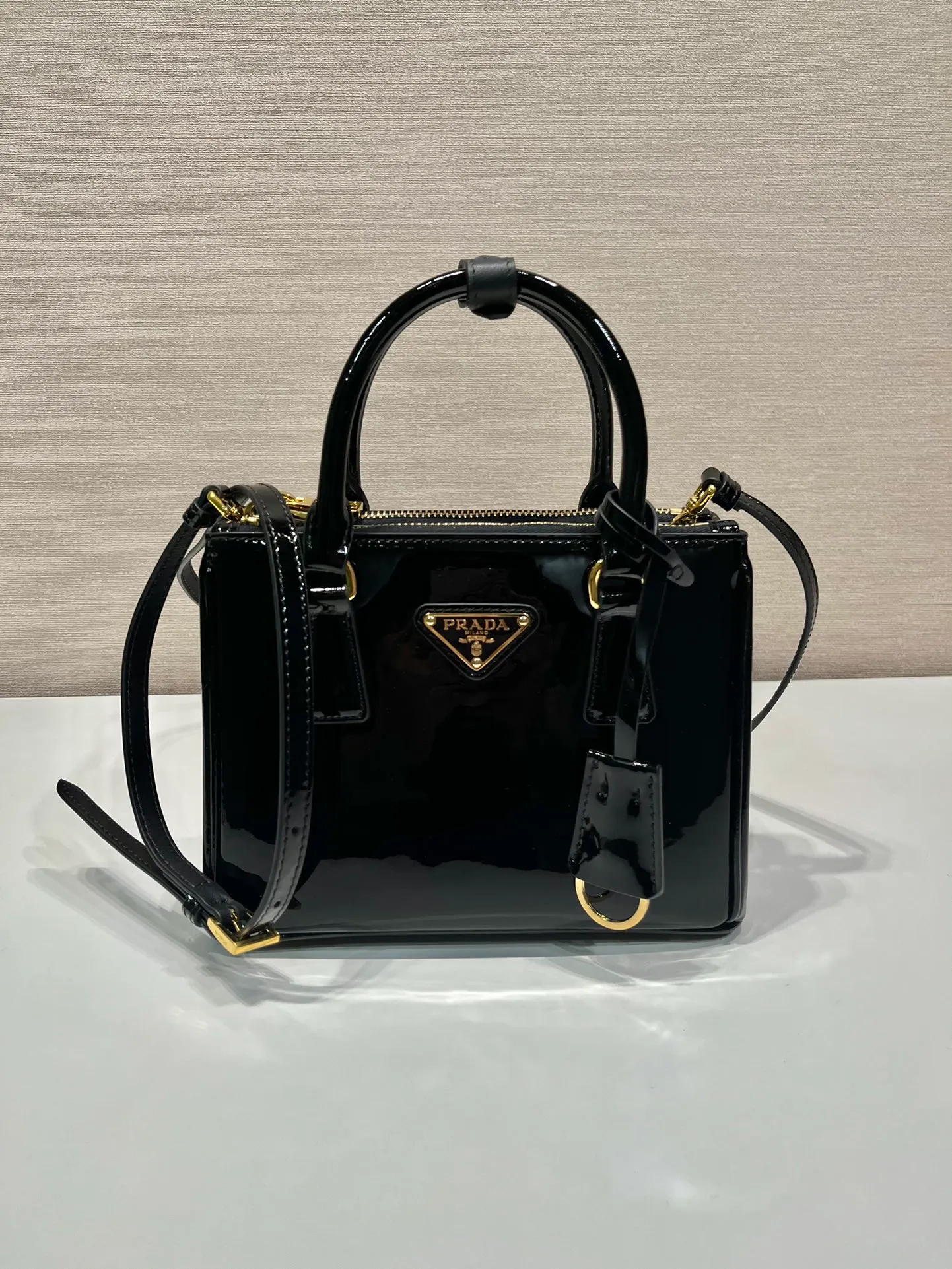 💰1700🎉mini killer🎉1BA906 patent leather🎉🎉 This Galleria handbag is made of imported patent leather, equipped with a detachable shoulder strap and top-grade brushed hardware👍👍. It is a unique interpretation of classic and timeless elegance. For beauties in the current era of fashionable small bags. It’s worth owning, it can be used easily for girls’ daily travel📱💄🚗🔑, it has a large capacity, is beautiful and practical🙊🙊It is a bag that will never go out of style anytime you use it😘😘Hurry up and get it👏👏 Length 20x Height 15x Bottom 9.5cm