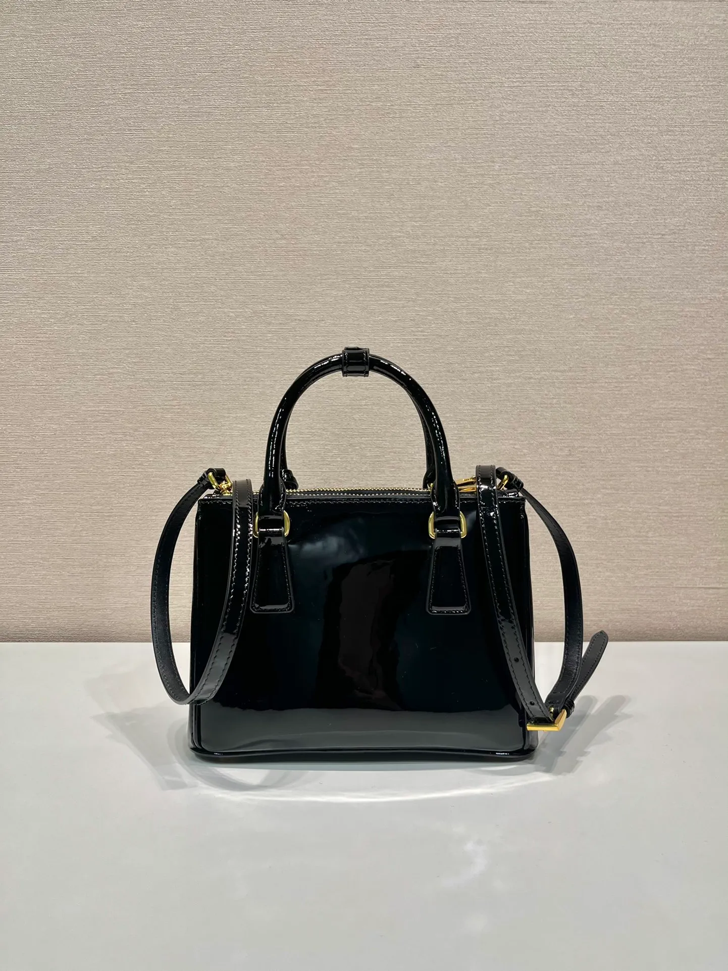 💰1700🎉mini killer🎉1BA906 patent leather🎉🎉 This Galleria handbag is made of imported patent leather, equipped with a detachable shoulder strap and top-grade brushed hardware👍👍. It is a unique interpretation of classic and timeless elegance. For beauties in the current era of fashionable small bags. It’s worth owning, it can be used easily for girls’ daily travel📱💄🚗🔑, it has a large capacity, is beautiful and practical🙊🙊It is a bag that will never go out of style anytime you use it😘😘Hurry up and get it👏👏 Length 20x Height 15x Bottom 9.5cm