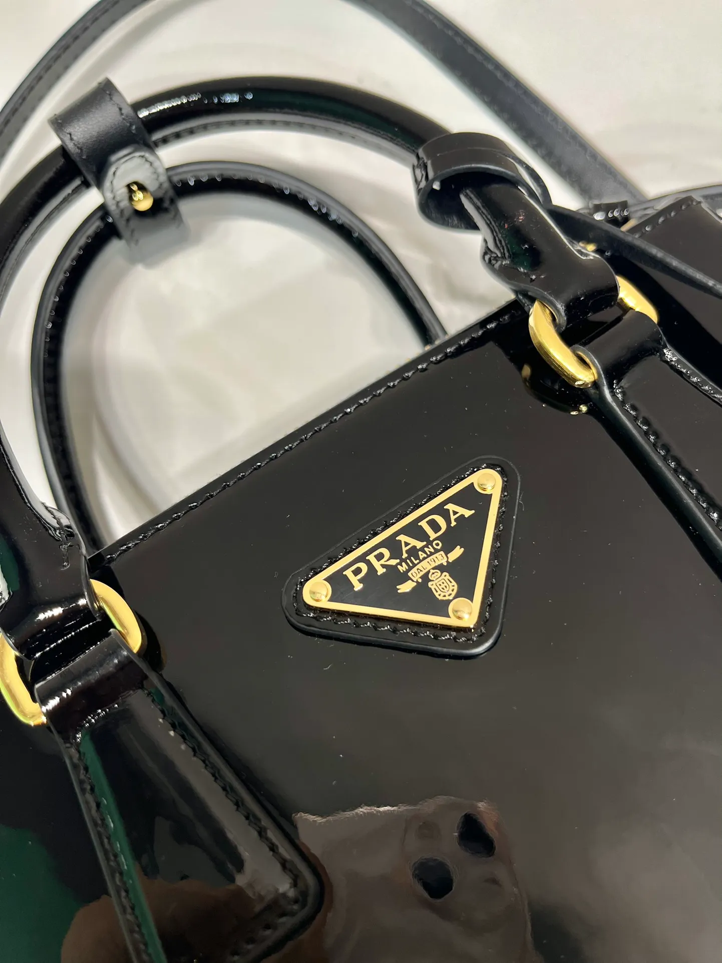 💰1700🎉mini killer🎉1BA906 patent leather🎉🎉 This Galleria handbag is made of imported patent leather, equipped with a detachable shoulder strap and top-grade brushed hardware👍👍. It is a unique interpretation of classic and timeless elegance. For beauties in the current era of fashionable small bags. It’s worth owning, it can be used easily for girls’ daily travel📱💄🚗🔑, it has a large capacity, is beautiful and practical🙊🙊It is a bag that will never go out of style anytime you use it😘😘Hurry up and get it👏👏 Length 20x Height 15x Bottom 9.5cm