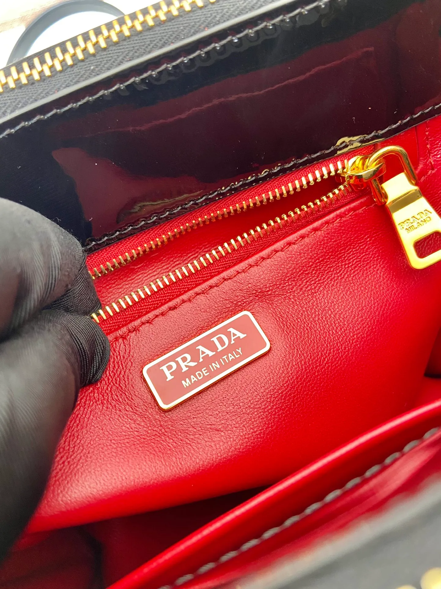 💰1700🎉mini killer🎉1BA906 patent leather🎉🎉 This Galleria handbag is made of imported patent leather, equipped with a detachable shoulder strap and top-grade brushed hardware👍👍. It is a unique interpretation of classic and timeless elegance. For beauties in the current era of fashionable small bags. It’s worth owning, it can be used easily for girls’ daily travel📱💄🚗🔑, it has a large capacity, is beautiful and practical🙊🙊It is a bag that will never go out of style anytime you use it😘😘Hurry up and get it👏👏 Length 20x Height 15x Bottom 9.5cm