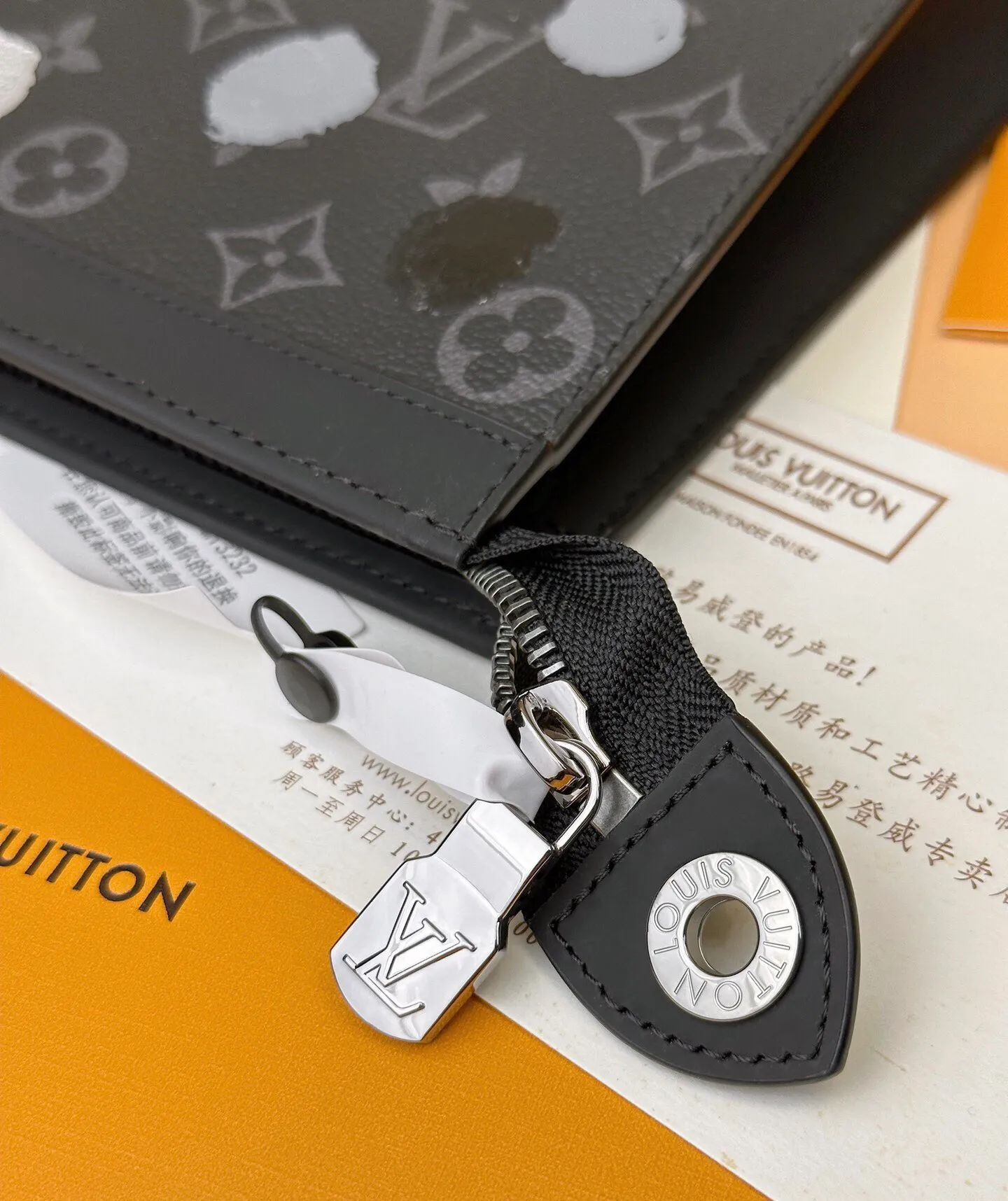 P¥400👉nfc dynamic chip version👈【Top original order, all steel hardware】M81934 LV X YK POCHETTEVOYAGE clutch bag! Crafted from the new iconic black and gray Monogram Eclipse canvas, this tough new Pochette Voyage medium bag can easily store personal essentials. Comes with gift box, size 26cmx20cm